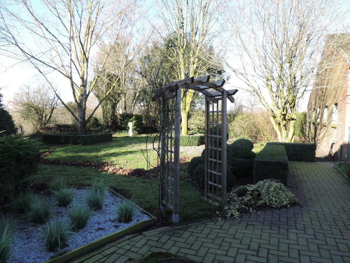 Boerderij met twee wooneenheden en stallen op ca. 1,25ha te Bocholt 