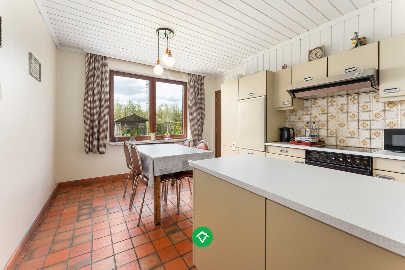 Alleenstaande woning met drie slaapkamers en dubbele inpandige garage te huur 
