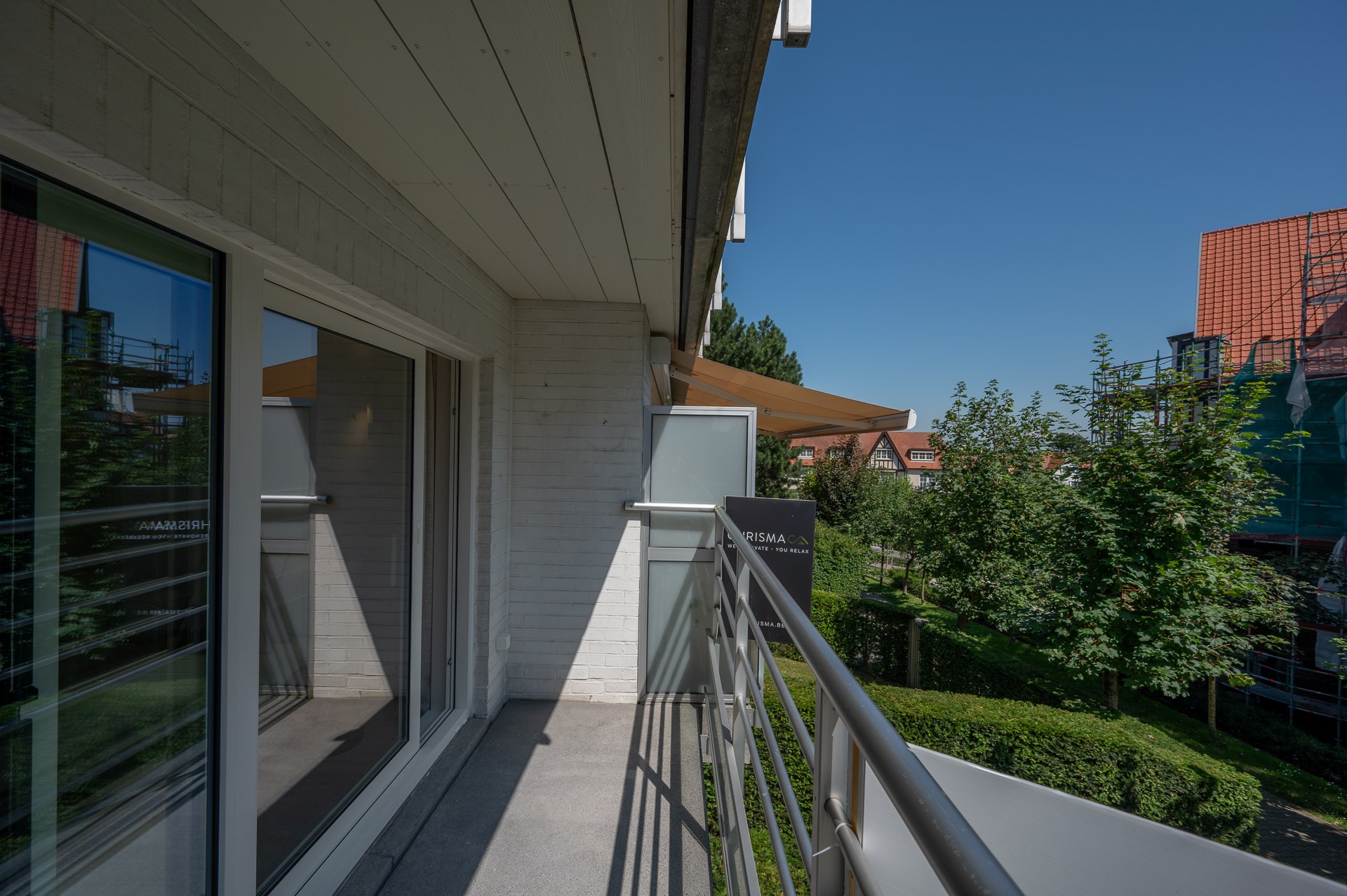 Magnifique appartement d&#39;angle r&#233;nov&#233; situ&#233; au premier &#233;tage dans le Cottagepad &#224; Knokke-Het Zoute. 