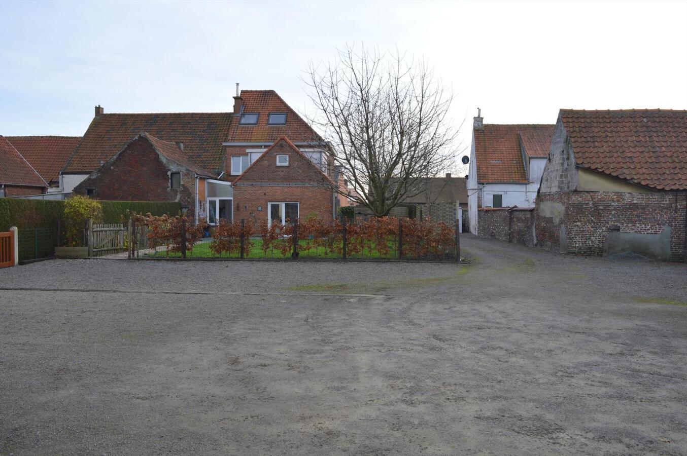 Instapklare woning met 4 stallen op 1,25ha te Desteldonk (Gent) 