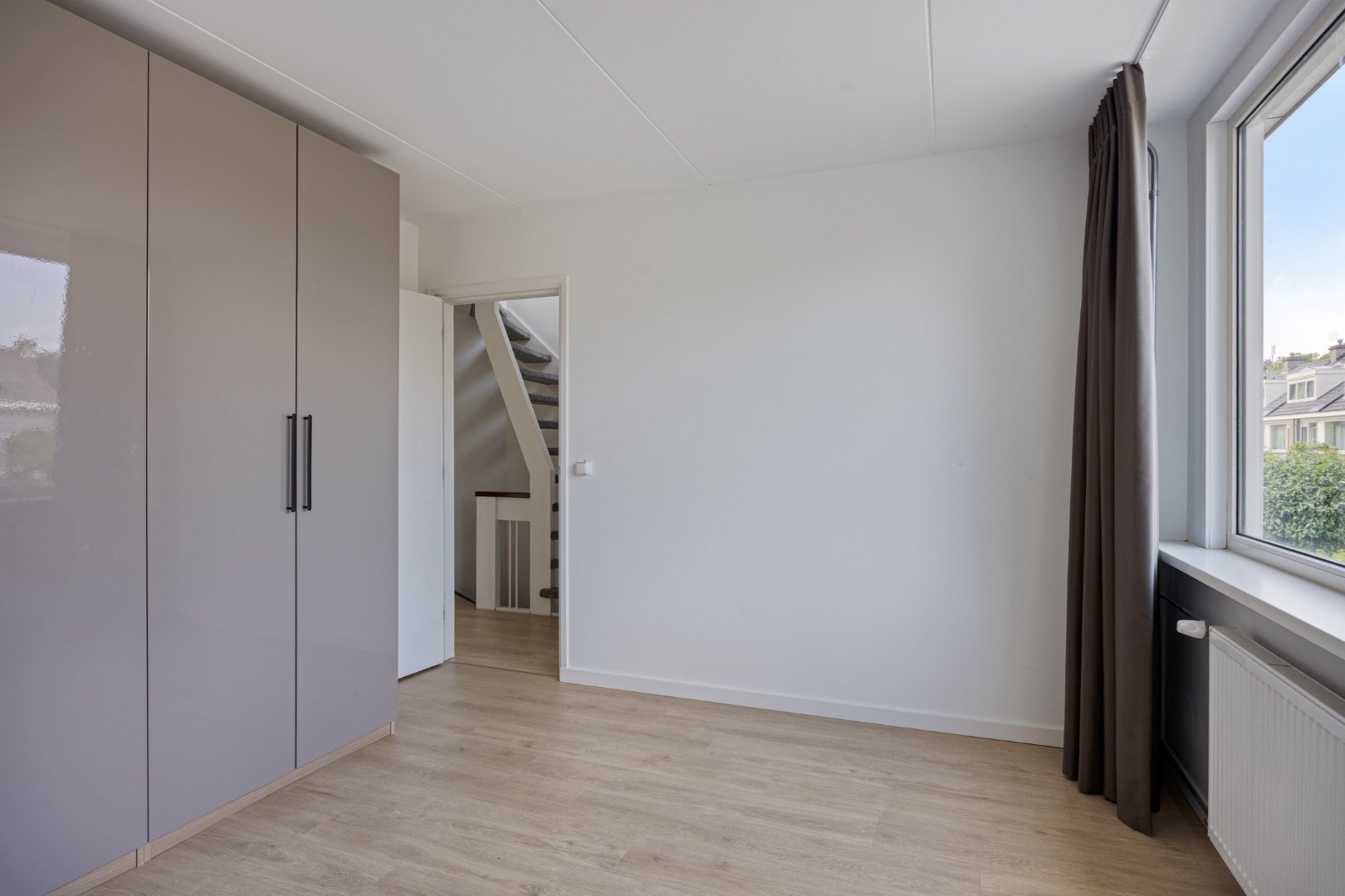Ruime eengezinswoning met 5 kamers op eigen grond, 11 zonnepanelen en een centrale ligging in de wijk Ommoord. 