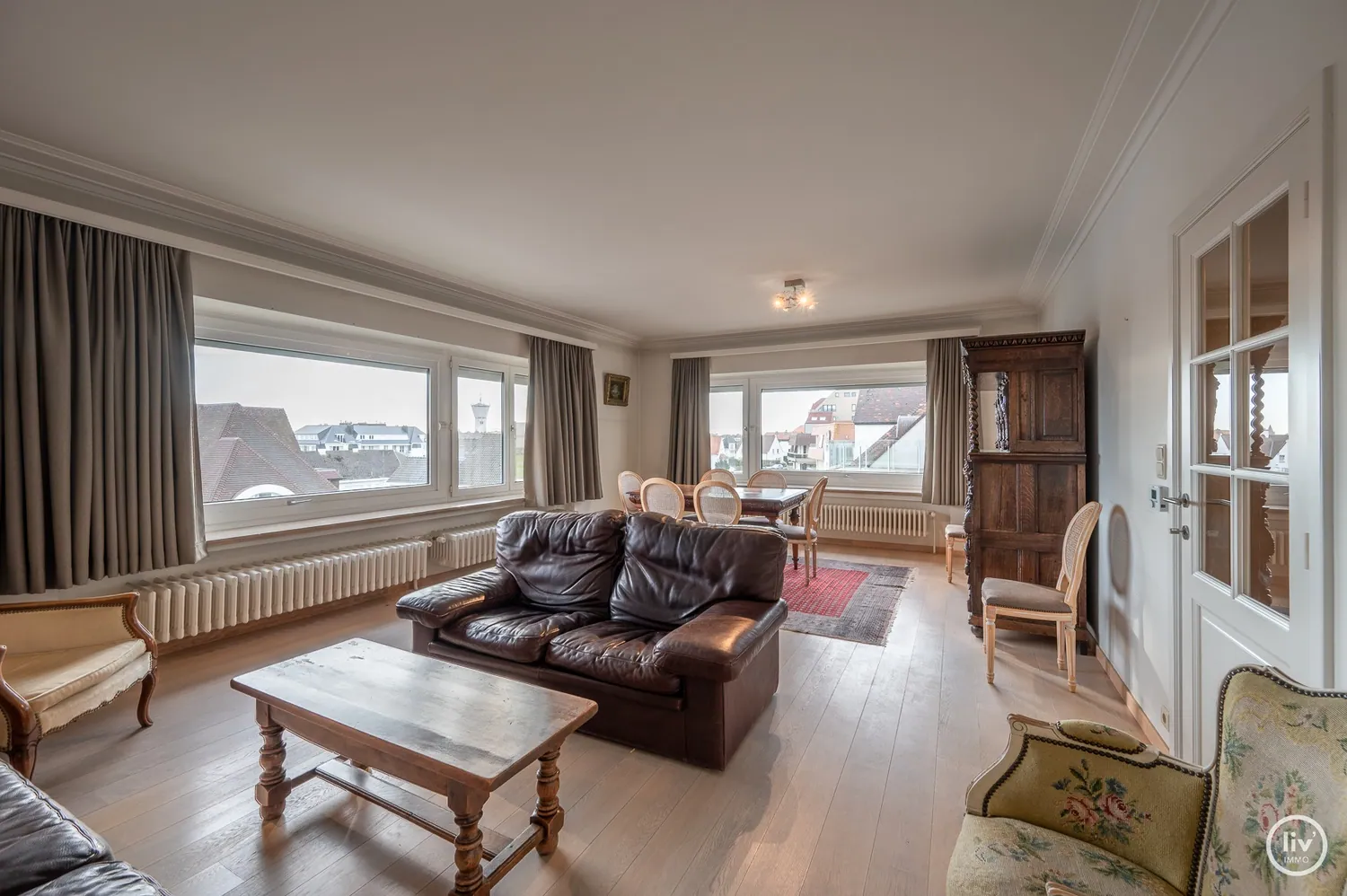 Ruim en lichtrijk appartement met drie slaapkamers en prachtig open zicht gelegen dichtbij de zeedijk te Duinbergen.