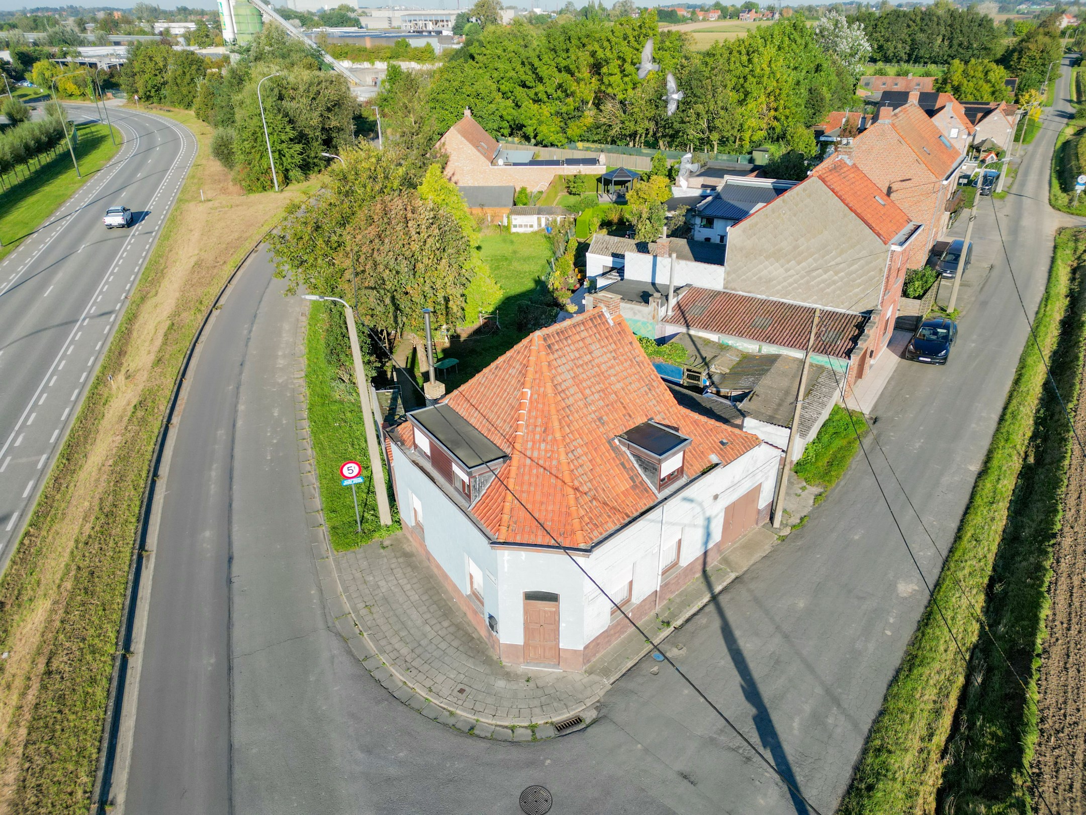 TE RENOVEREN HOEKWONING MET TUIN 