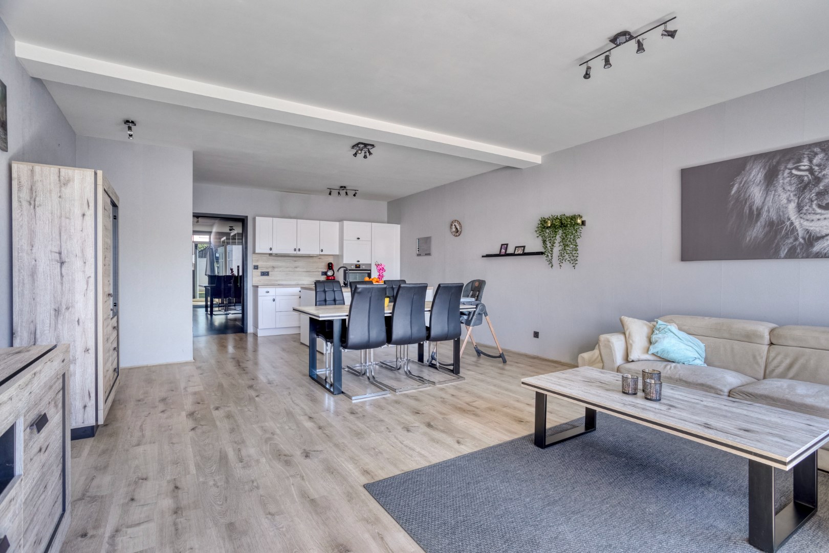 Energiezuinig gelijkvloers 2 slpk. appartement met 2 garages en staanplaats in Leopoldsburg 