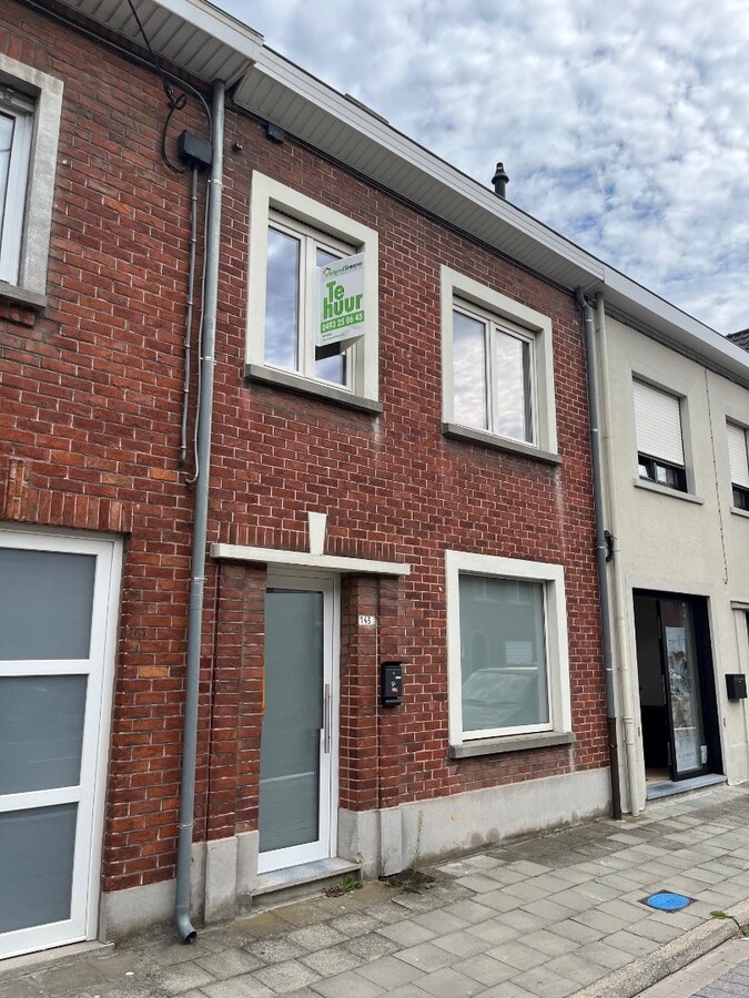 Centraal gelegen, verzorgde 4 slpk-woning met tuin en grote garage, tussen Rumbeke en Roeselare 