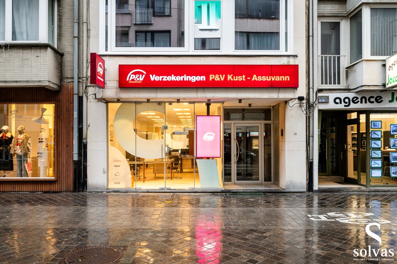 Kantoor in druk bezochte winkelstraat van Oostende 