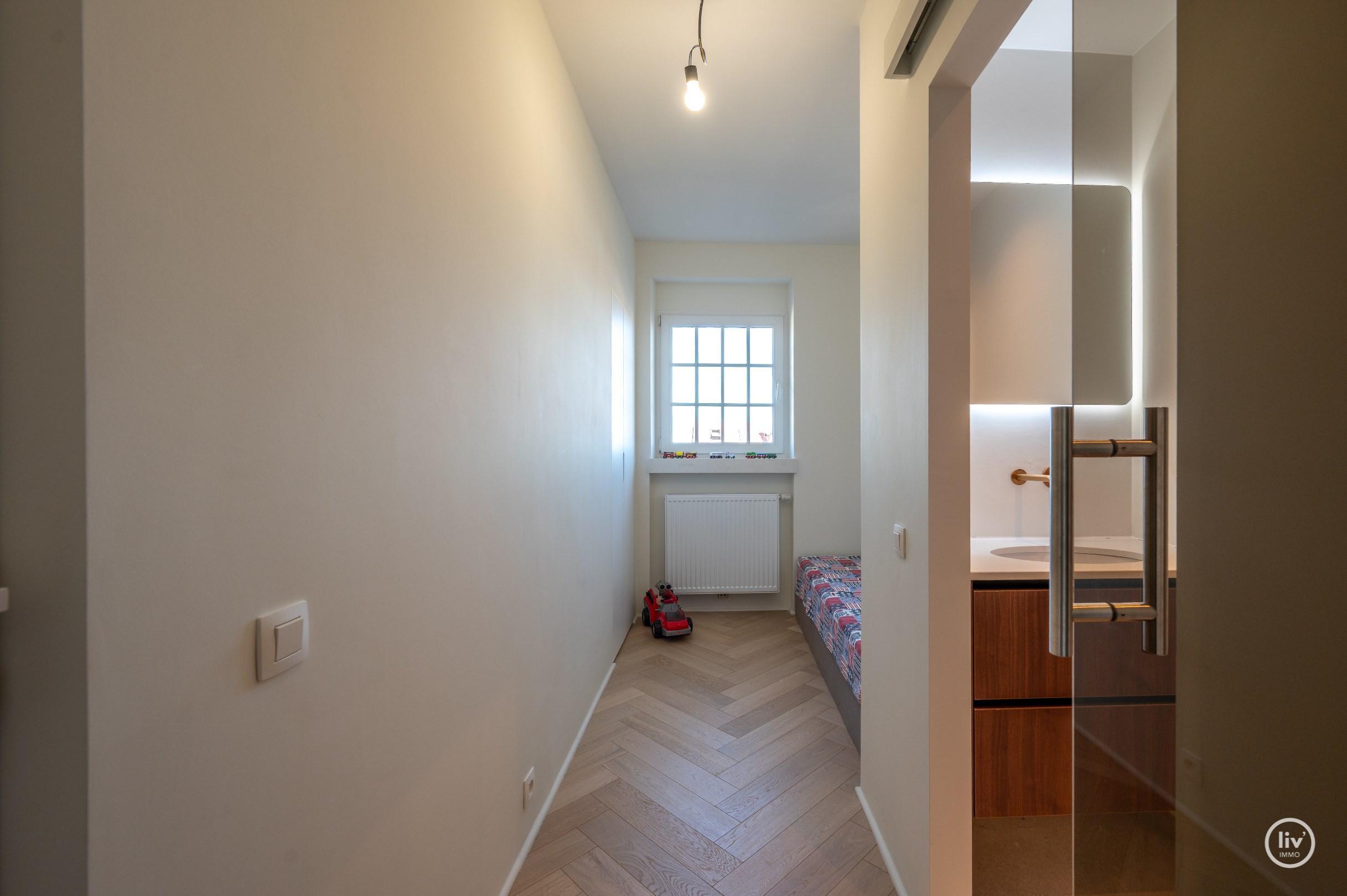 Gerenoveerd, lichtrijk appartement met 3 slaapkamers voorzien van alle luxe, gelegen op de Lippenslaan te Knokke. 