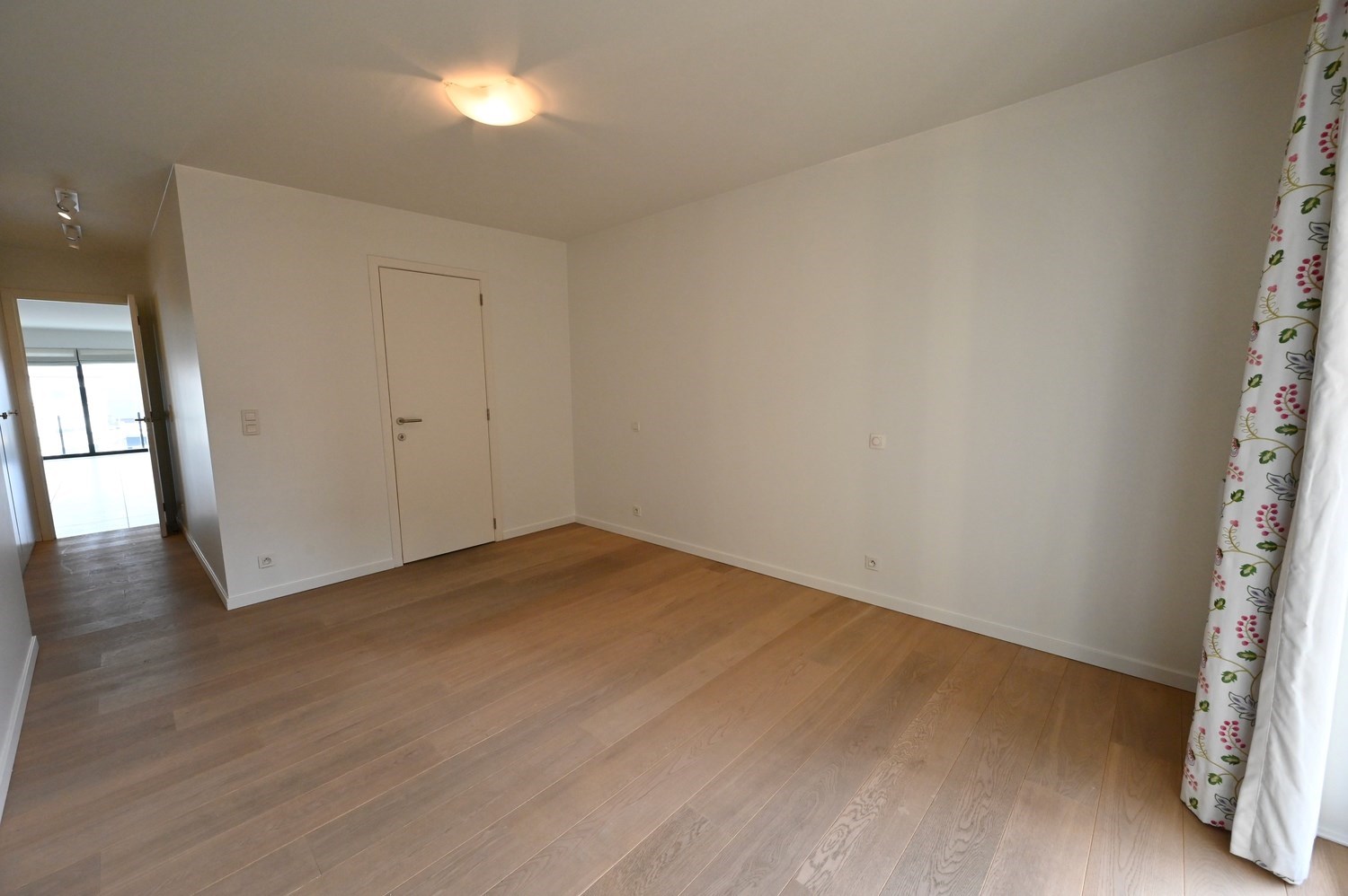 ONGEMEUBELD - Woonappartement in een rustige residentie, op de Lippenslaan (10m fa&#231;ade!). 