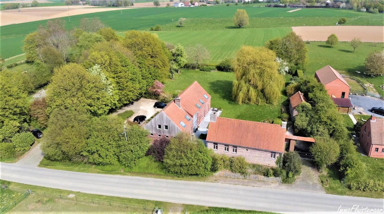 Magnifique propri&#233;t&#233; avec grande habitation, &#233;curies, salle polyvalente, terrain &#224; b&#226;tir et prairies sur environ 1,67ha &#224; Ellezelles (Hainaut) 