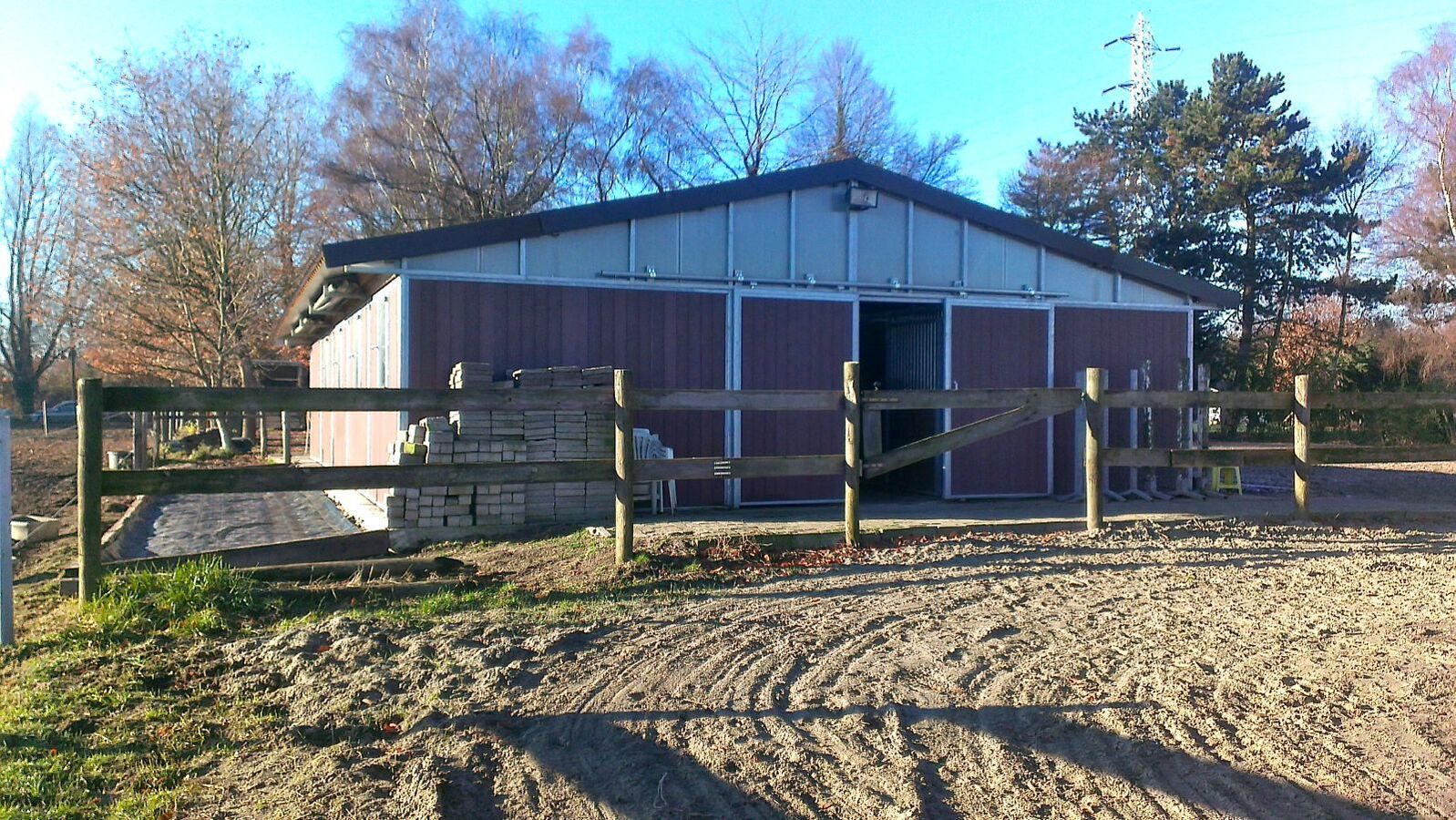 Weide met stalgebouw, buitenpiste en paddock op ca. 1,5ha te Kontich 