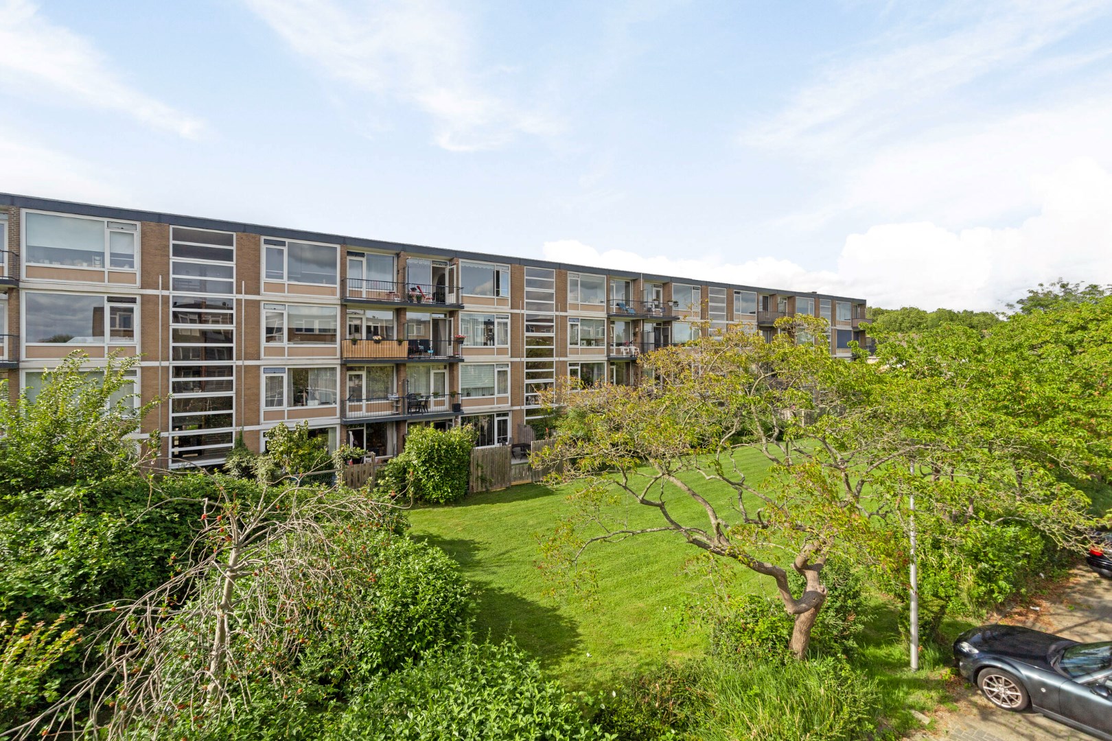 Prima starters appartement op de 1e verdieping met 4 kamers en een berging in de onderbouw. 