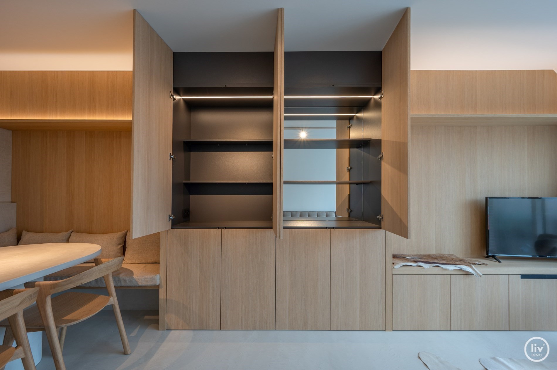 Prachtig gerenoveerd duplex appartement met ruim Westgericht terras gelegen op de Lippenslaan te Knokke. 