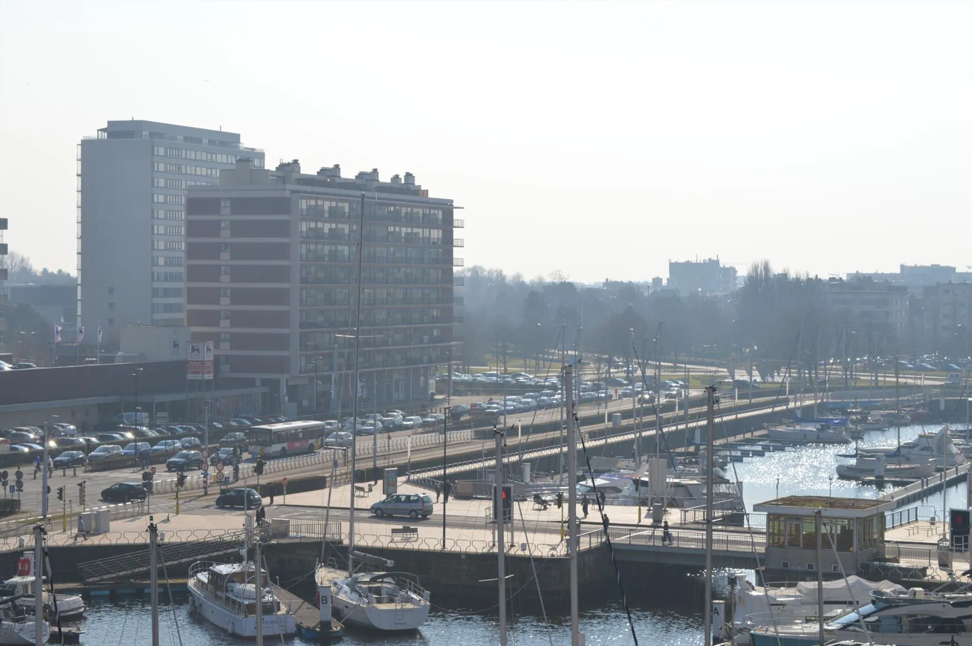 Lichtrijk en zuinig appartement in charmant gebouw met prachtig zicht op Mercator te Oostende