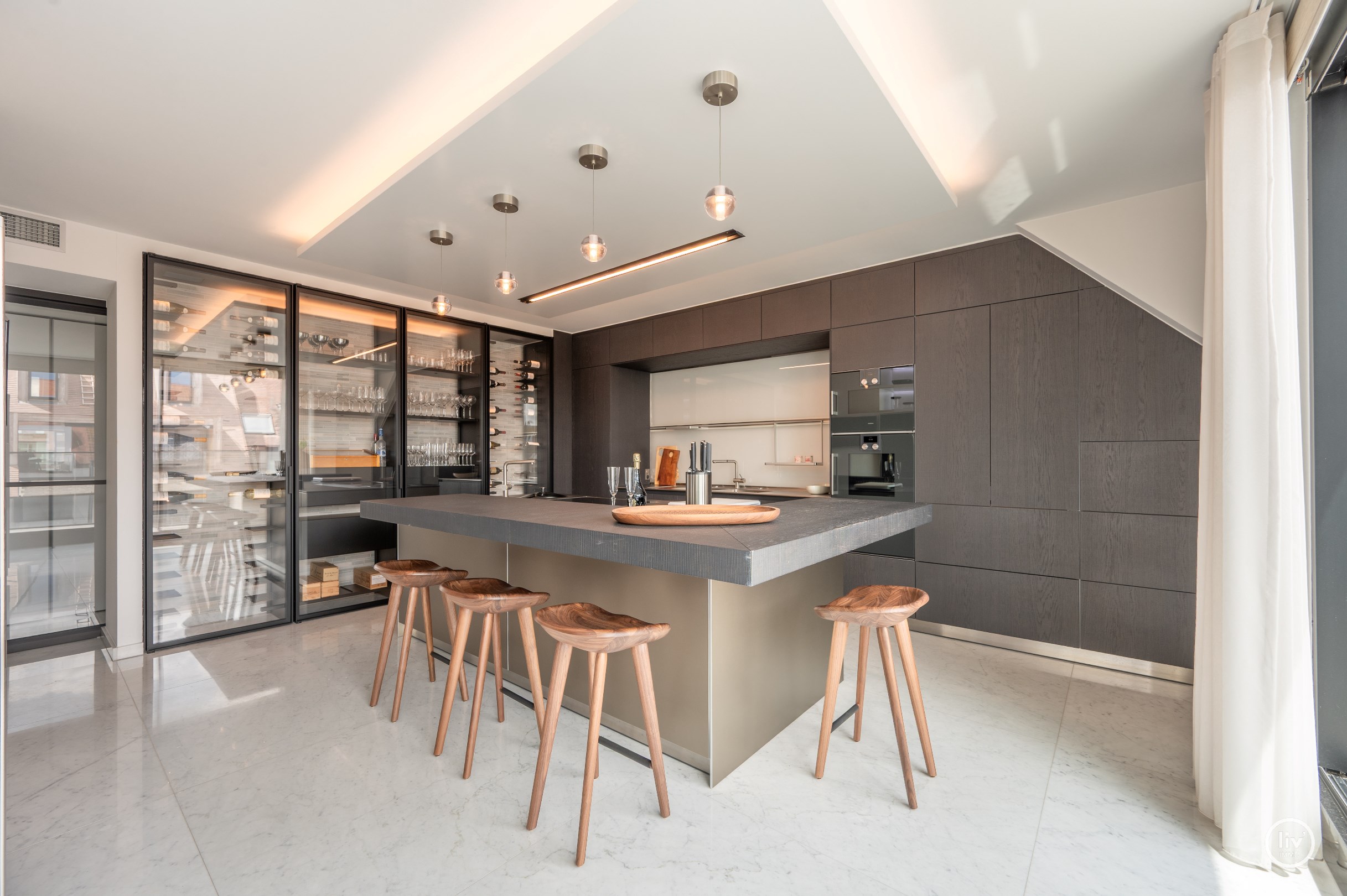 Buitengewone hoekduplex ( 274m&#178;) gelegen vlakbij Zeedijk en het Rubensplein. Ruime garage te koop op de gelijkvloerse verdieping in het gebouw. 