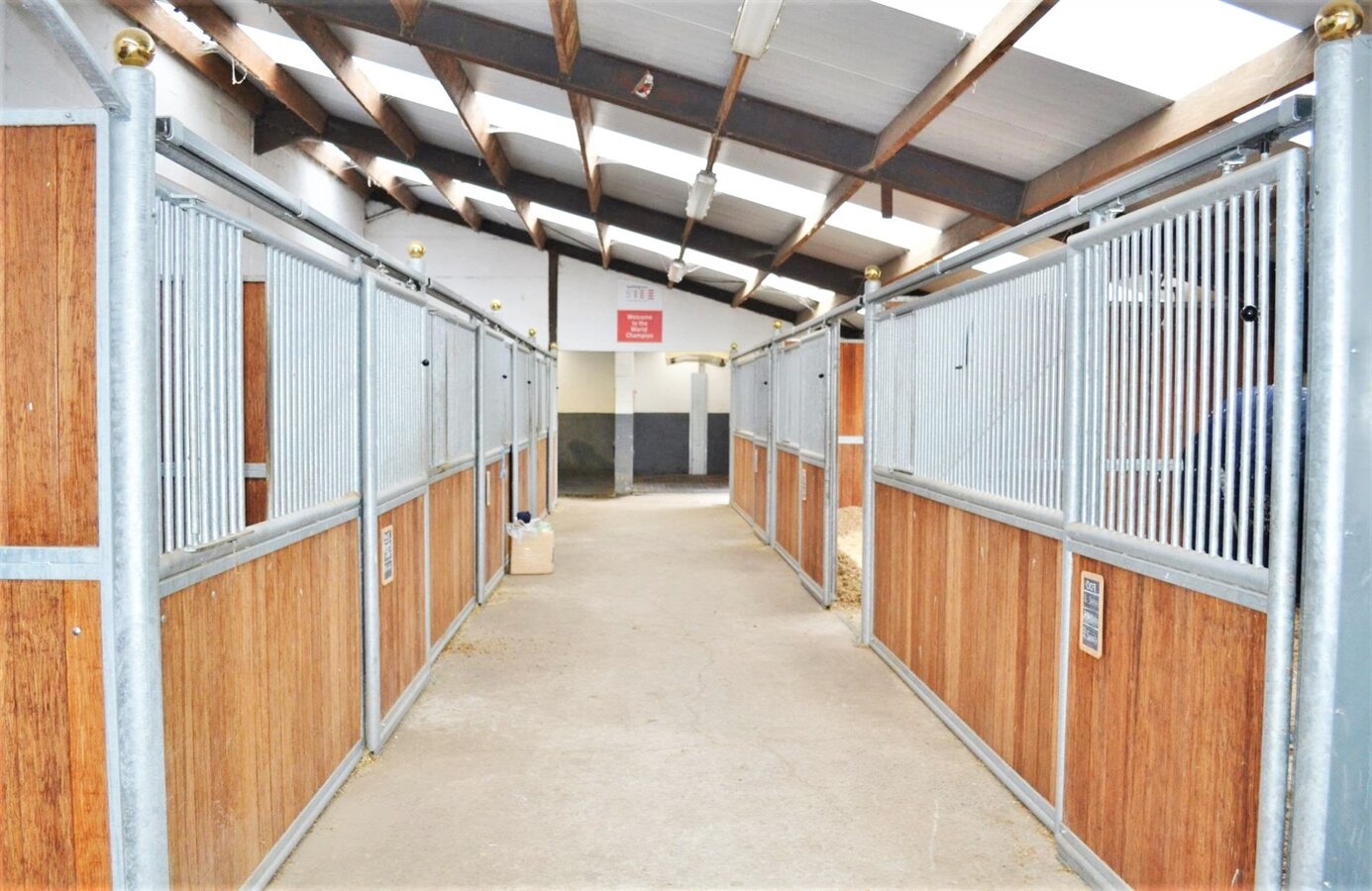 OPTIE - Woning met professionele paardenaccommodatie op ca. 4ha te Lennik (Vlaams-Brabant) 