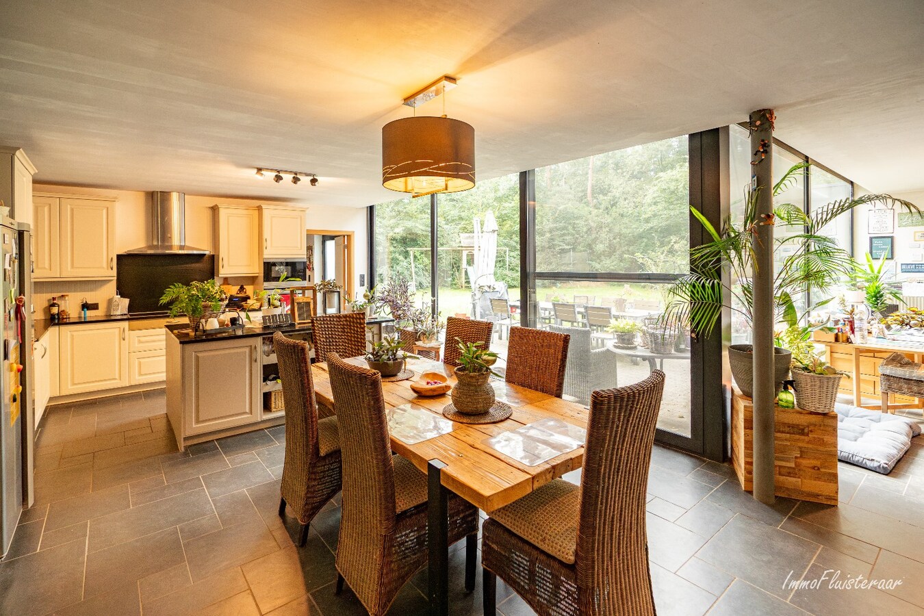 Ready-to-move-in house in a wooded area on approximately 24a in Keerbergen. 