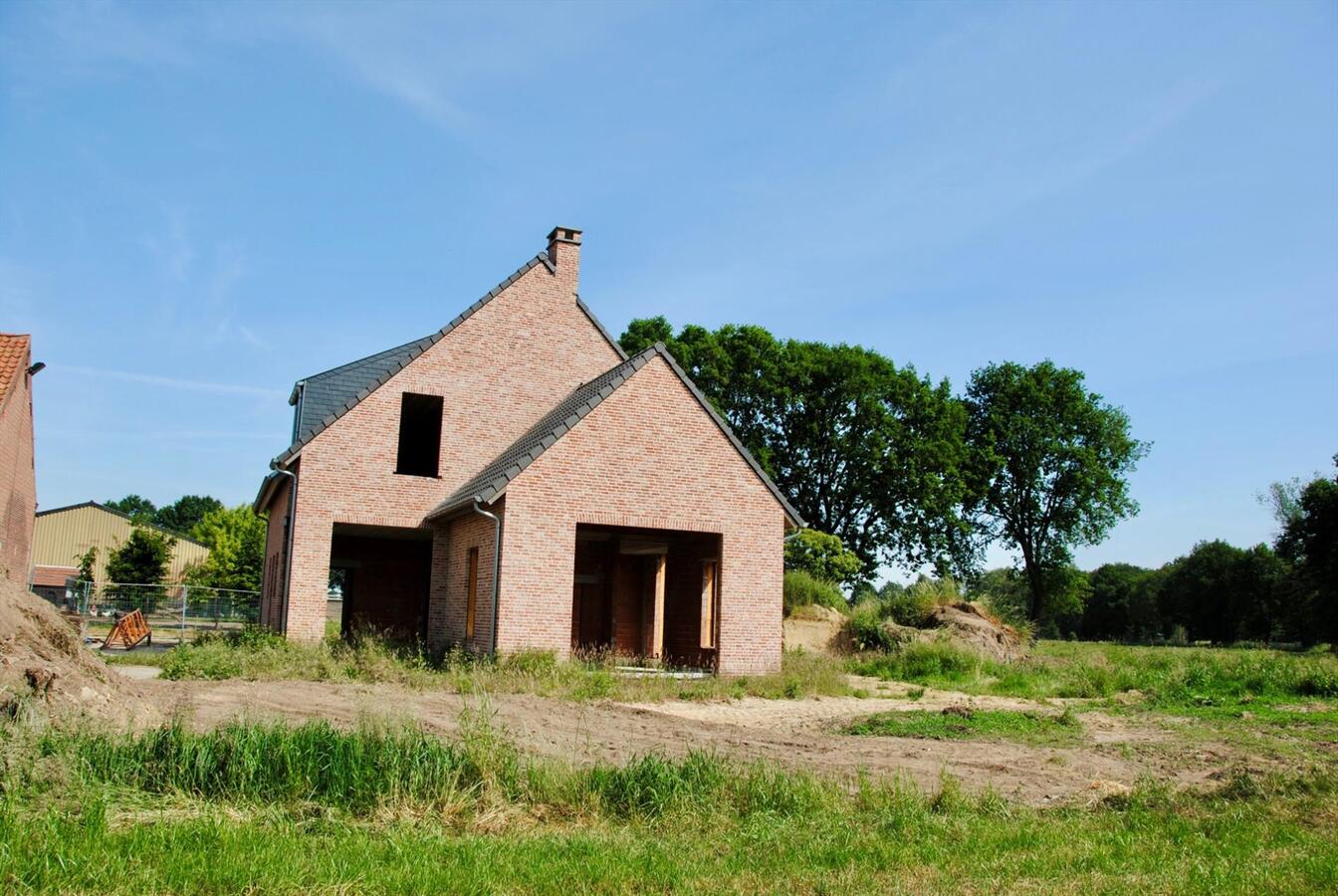 IN OPTIE; Ruwbouw woning met te renoveren stalgebouw op ca. 1,66 ha te Olen 