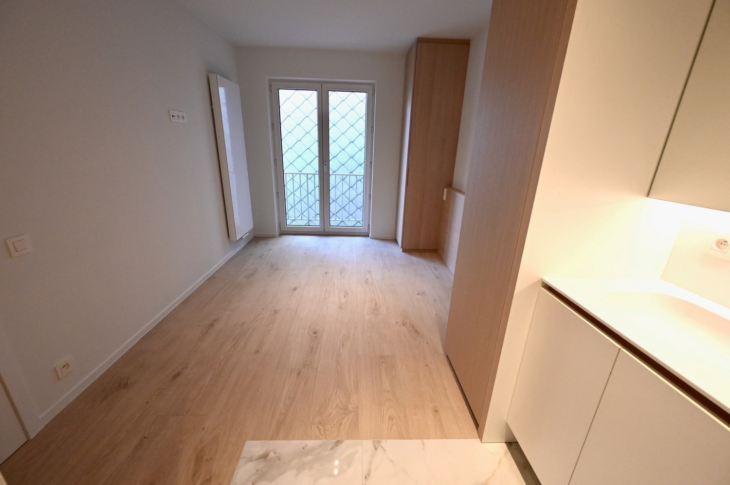 ONGEMEUBELD - NIEUW - Luxueus gerenoveerd appartement met 3 slaapkamers en met een OPEN ZICHT op het Burgemeester Frans Desmidtplein. 