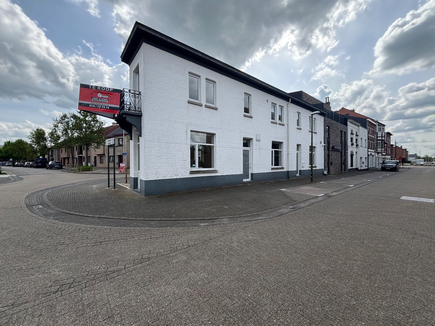 Handelsruimte met bovengelegen 2 slpk. appartement in centrum Beringen 
