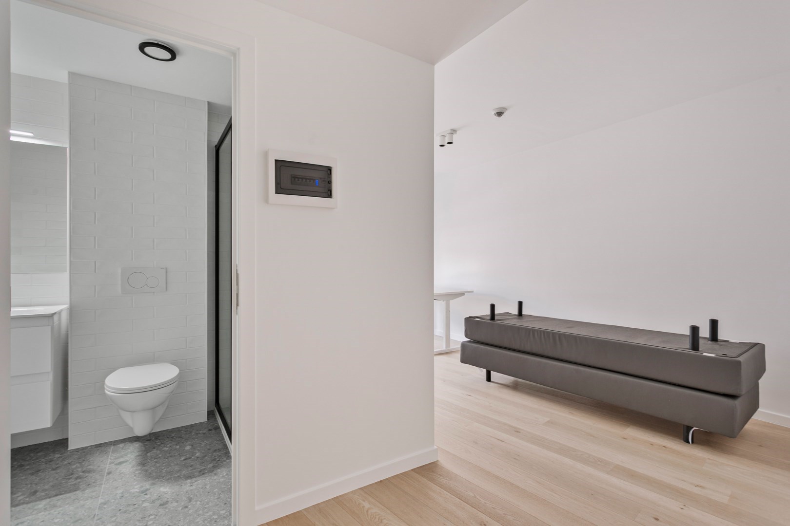 Volledig gerenoveerde en gemeubelde kamer met priv&#233;-sanitair in een kleinschalige residentie! Laatste 4 units! 