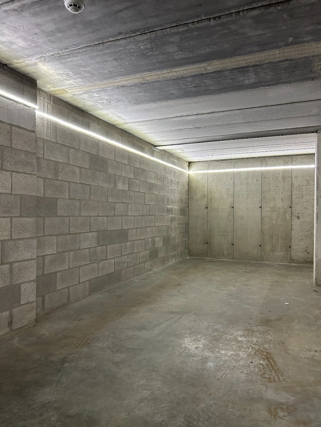 Recent, instapklaar appartement (75 m&#178;) met 2 slaapkamers in vrijstaande, kleinschalige residentie + autostaanplaats 