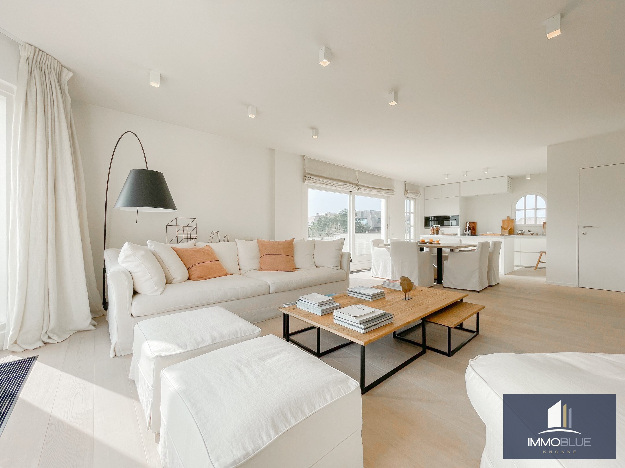 Subliem hoekappartement met ruime terrassen gelegen in het prestigieuze domein Tennis Garden. 