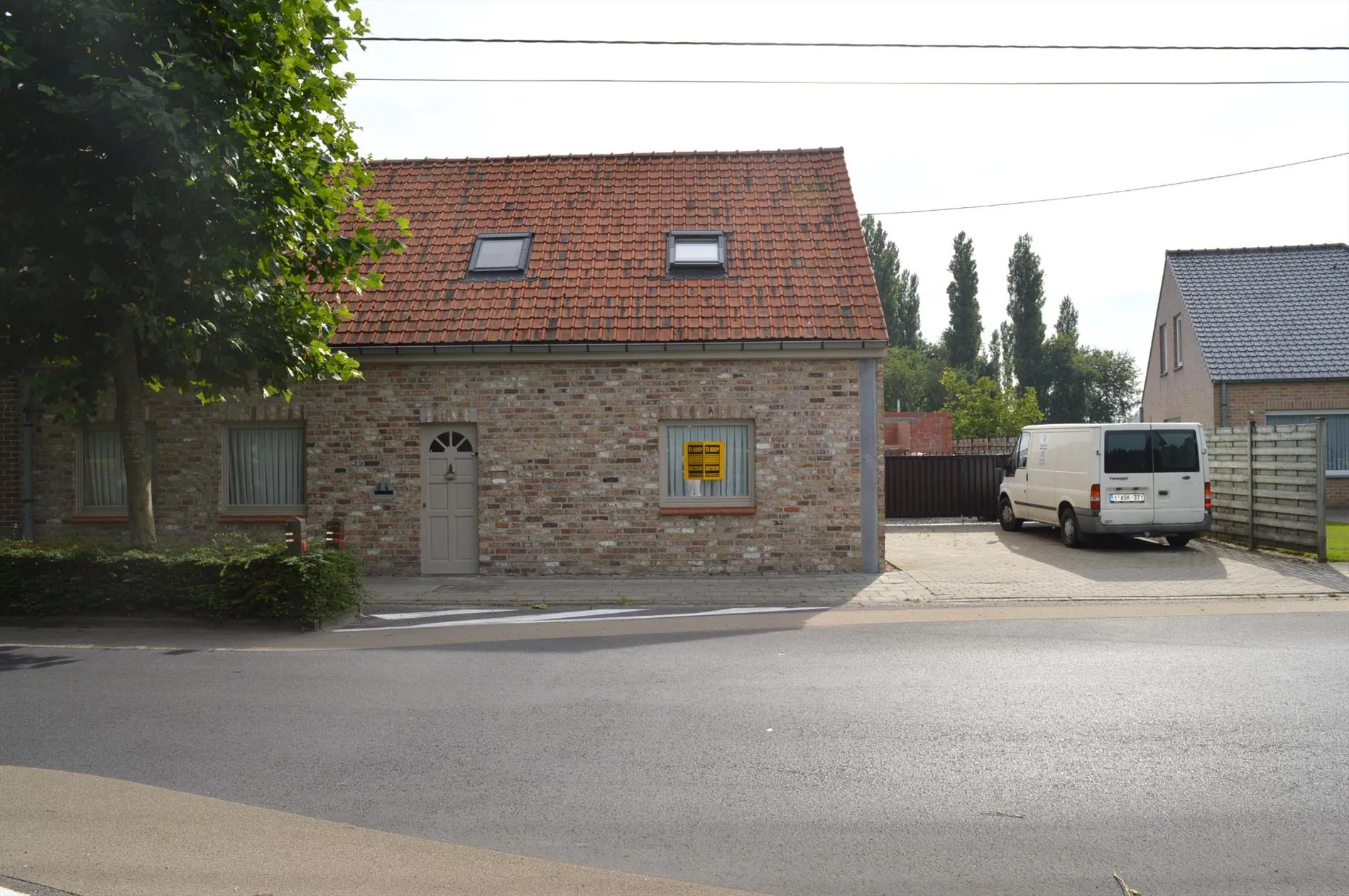 Prachtig gerenoveerde halfopen bebouwing met 2 ruime slaapkamers te Eernegem