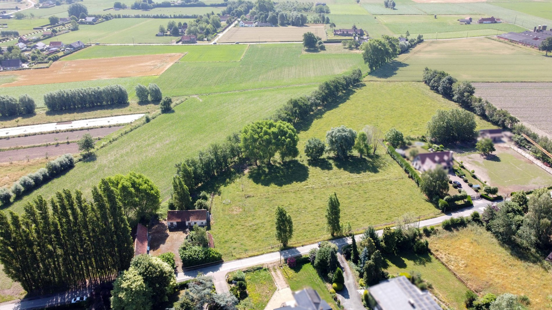 Te renoveren landelijke hoeve op prachtig perceel grond van ca. 2 hectare 