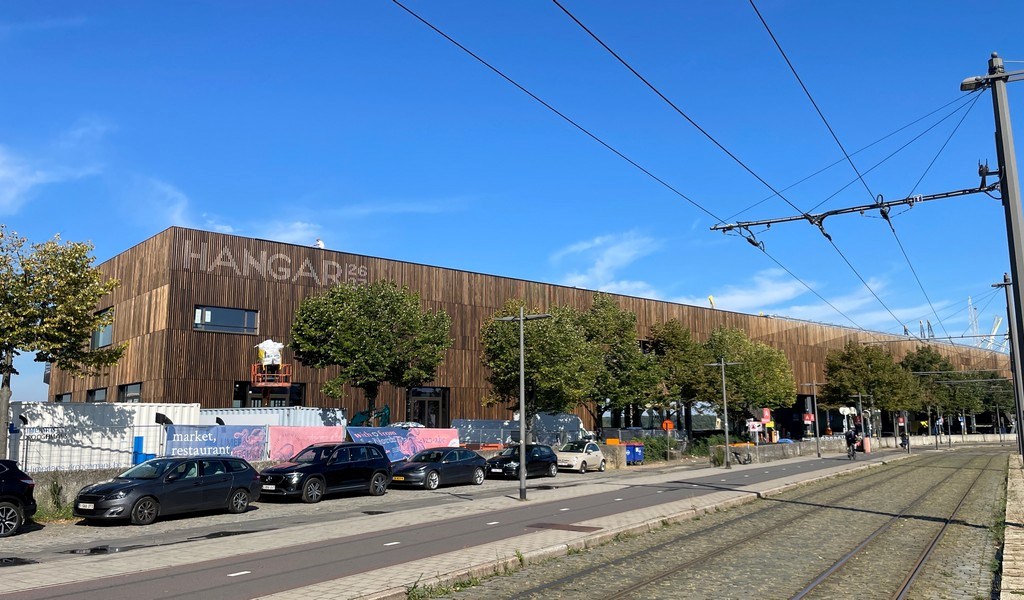 Gerenoveerde loftkantoren in Hangar 26 in Antwerpen