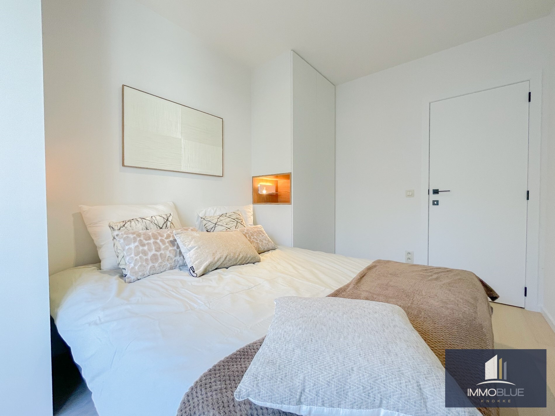 Volledig gerenoveerd lichtrijk appartement met een mooi zijdelings zeezicht, gelegen nabij het Driehoeksplein. 