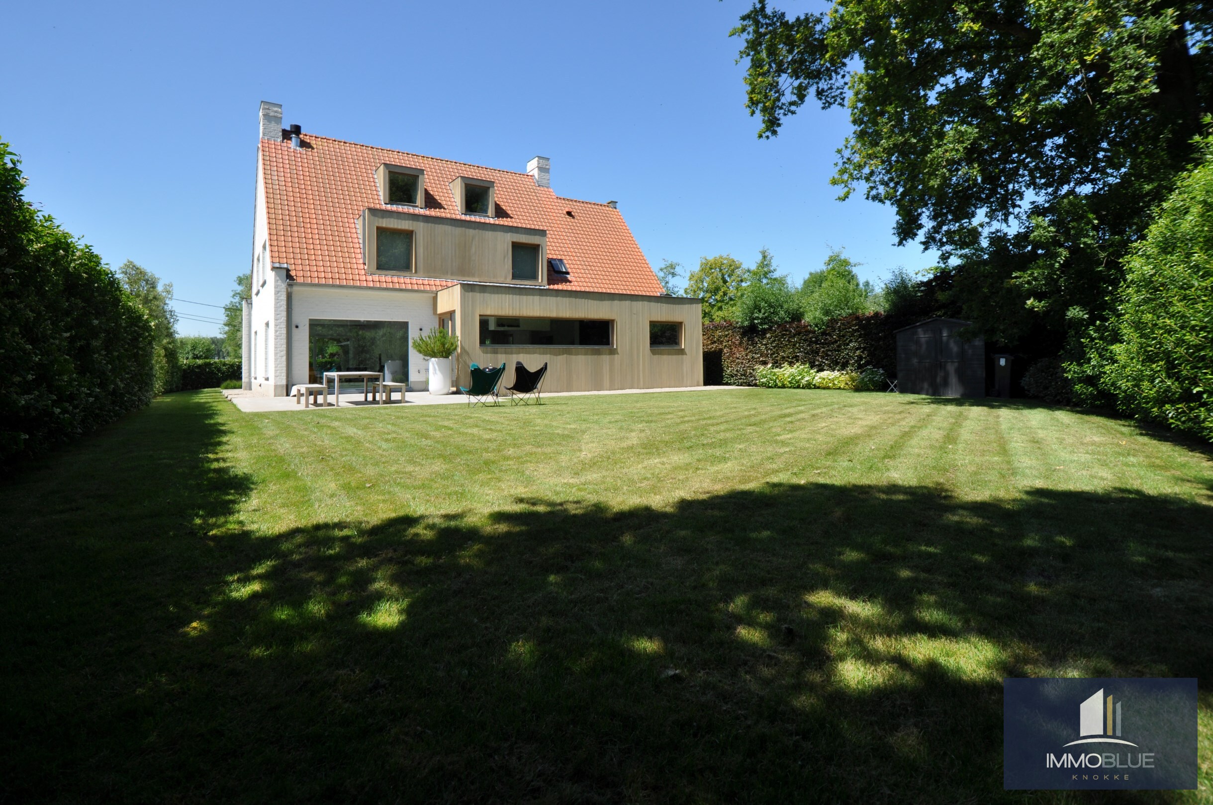 Villa enti&#232;rement r&#233;nov&#233;e, situ&#233;e dans un endroit calme avec une vue d&#233;gag&#233;e. 