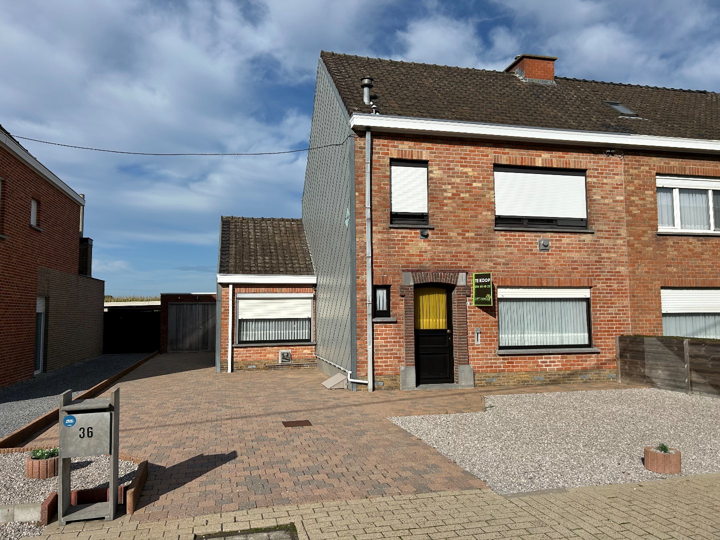 Stevige en ruime halfopen woning met garage en tuin op 478m&#178; 