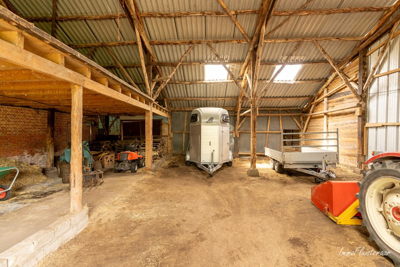 Authentiek landhuis met ruim stalgebouw en weides op ca. 1 ha te Weelde (Optioneel bij te kopen weide van ca. 1 ha) 