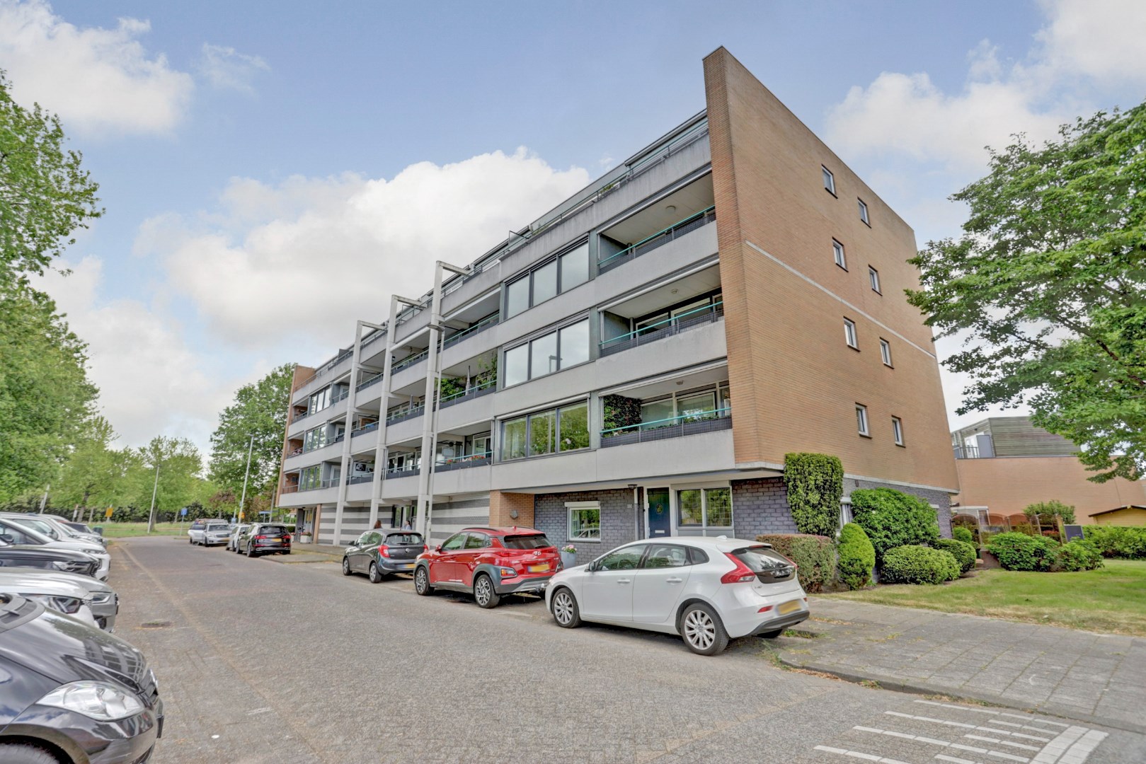 Op een fantastische locatie gelegen 3-kamer woning op de 1e etage met uitzicht op &quot;de Vijver&quot; van Prinsenland. 