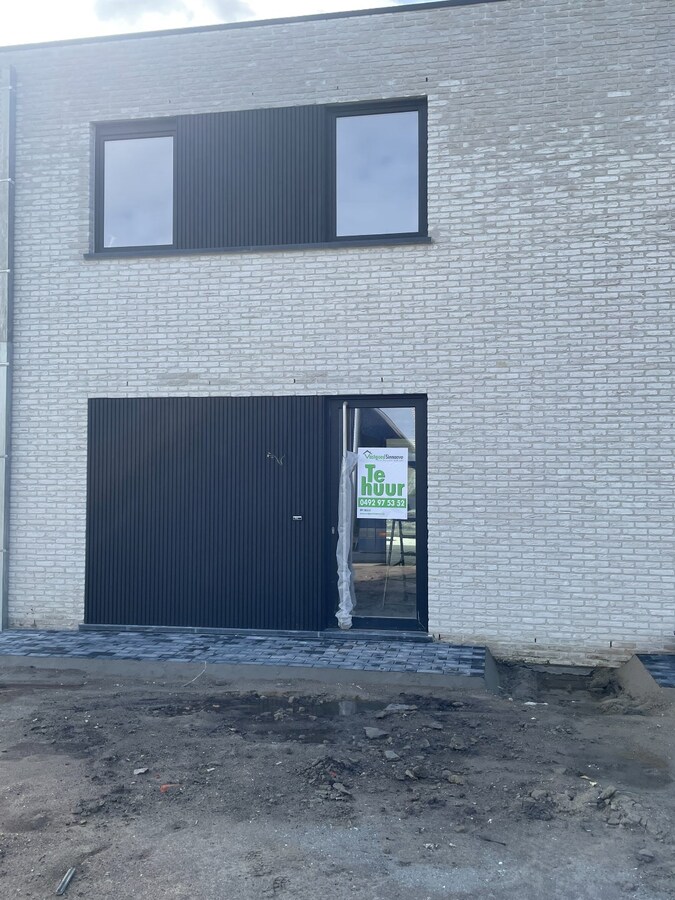 Volledig afgewerkte half-open nieuwbouwwoning te huur in Eernegem 