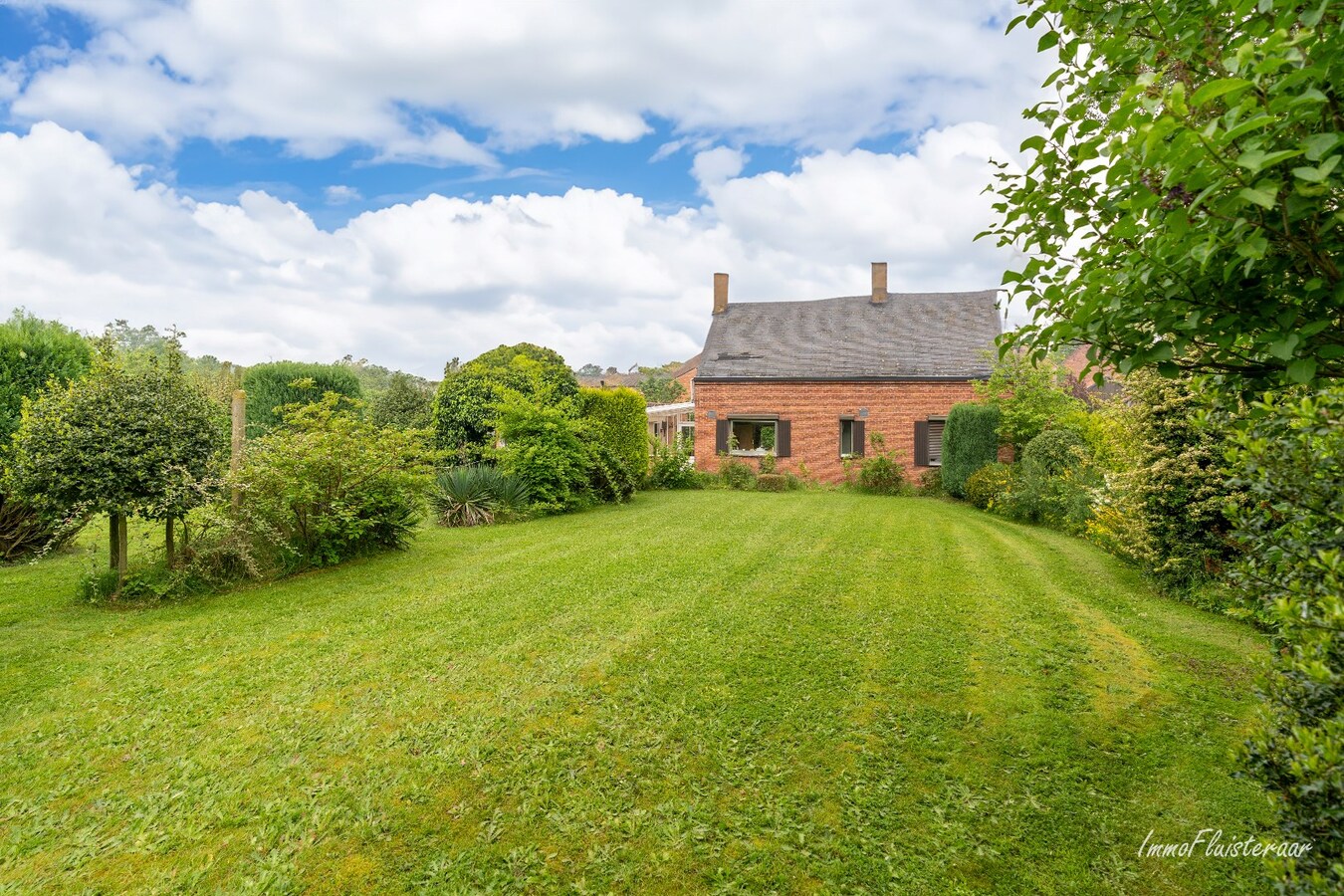 Authentieke, te renoveren woning met idyllische tuin op ca. 95a 