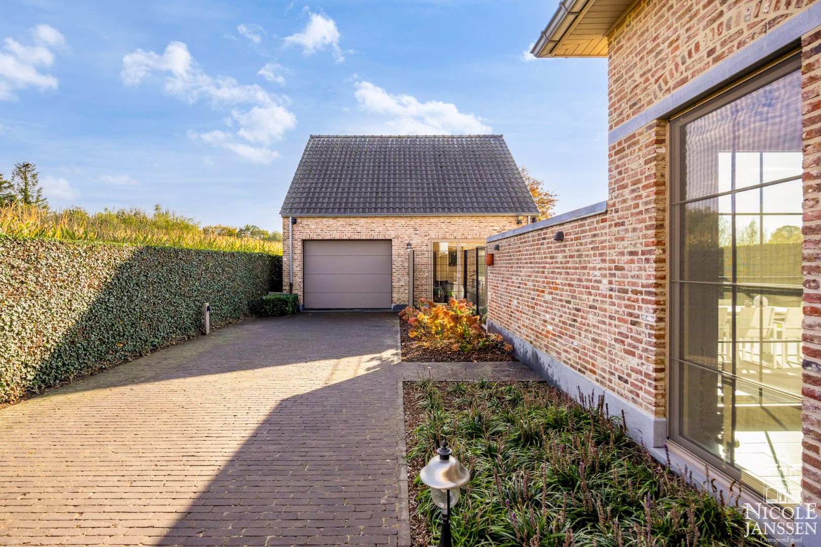 Vrijstaand bijgebouw met garage