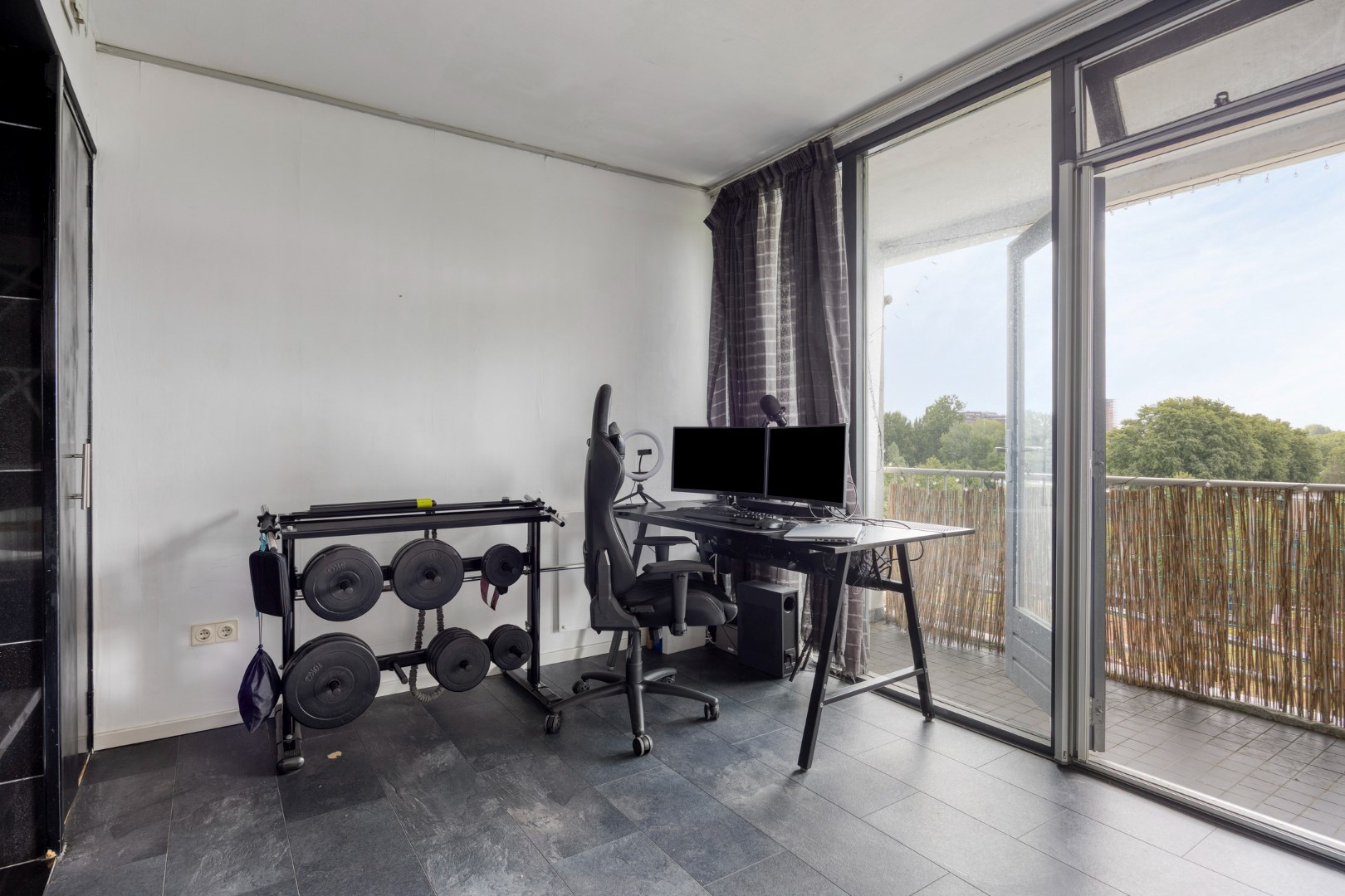 Leuk 3-kamer appartement op de bovenste verdieping, met prachtig uitzicht vanaf maar liefst 2 balkons! 