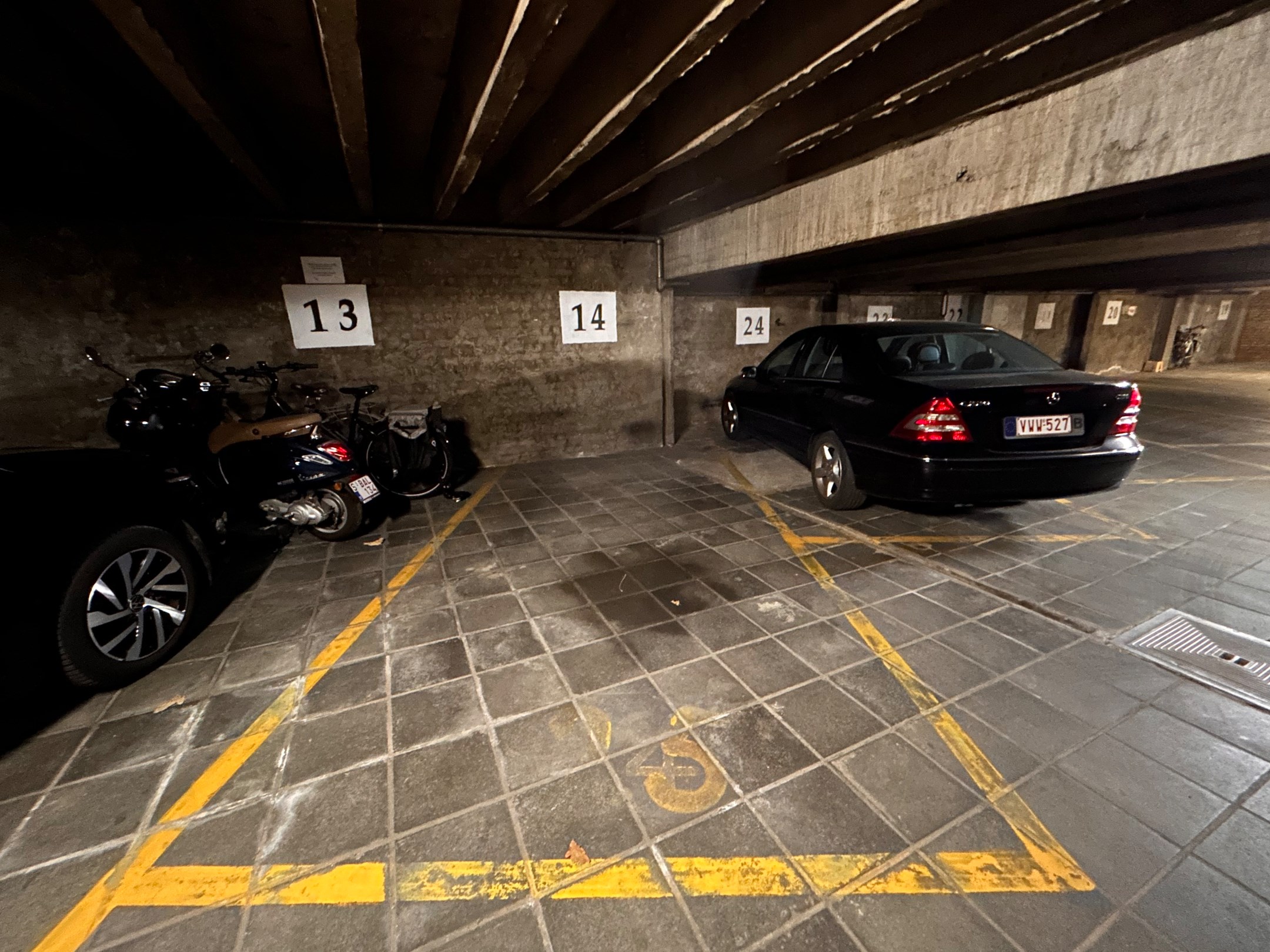 Emplacement spacieux &#224; louer au 151 avenue Piers de Raveschoot. 