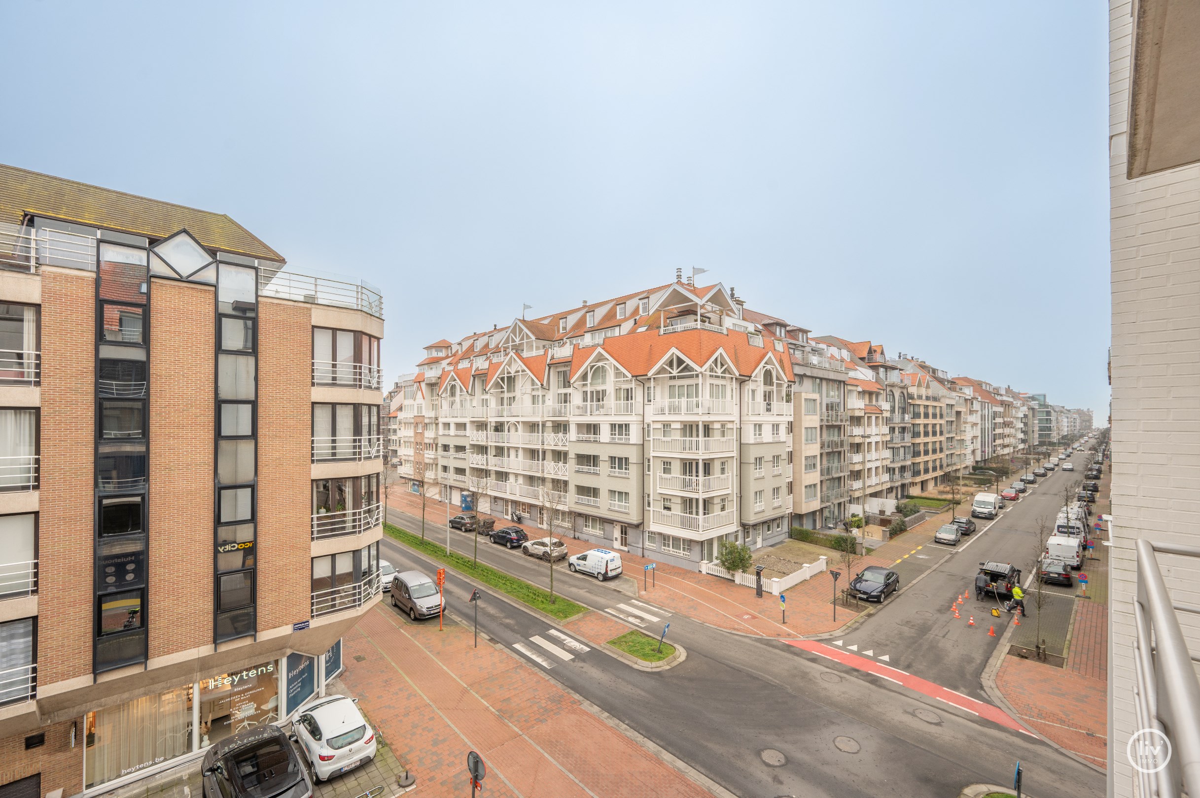 Magnifique appartement r&#233;nov&#233; de 3 chambres avec une agr&#233;able terrasse ensoleill&#233;e situ&#233; &#224; proximit&#233; de l&#39;avenue Lippens &#224; Knokke. 