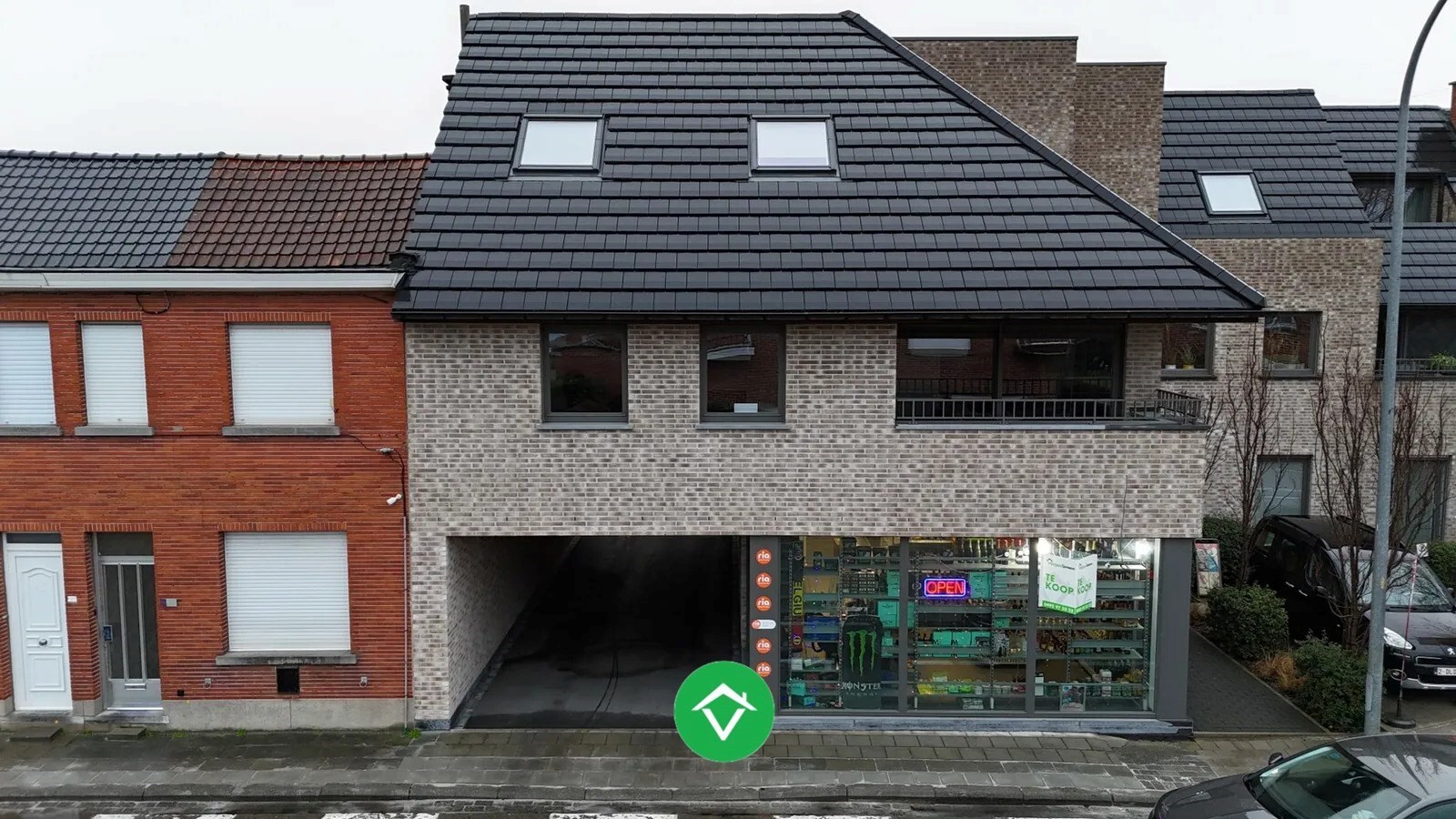 Centraal gelegen handelsruimte met 3 autostandplaatsen te Izegem 