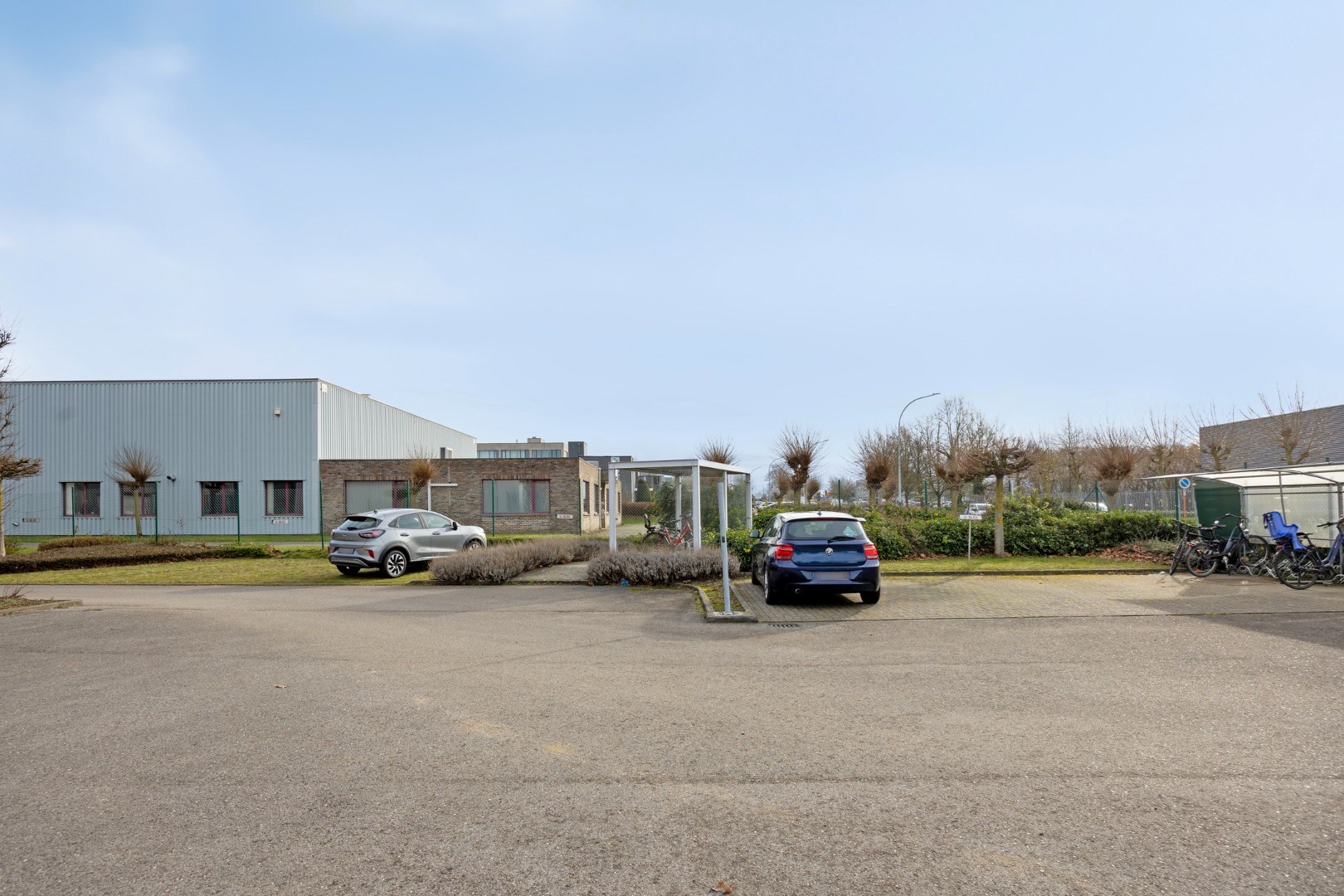 Kantoor te koop in het industriepark te Haasrode/Heverlee met 14 parkings - opp. 626 m&#178; - verkoop van aandelen 