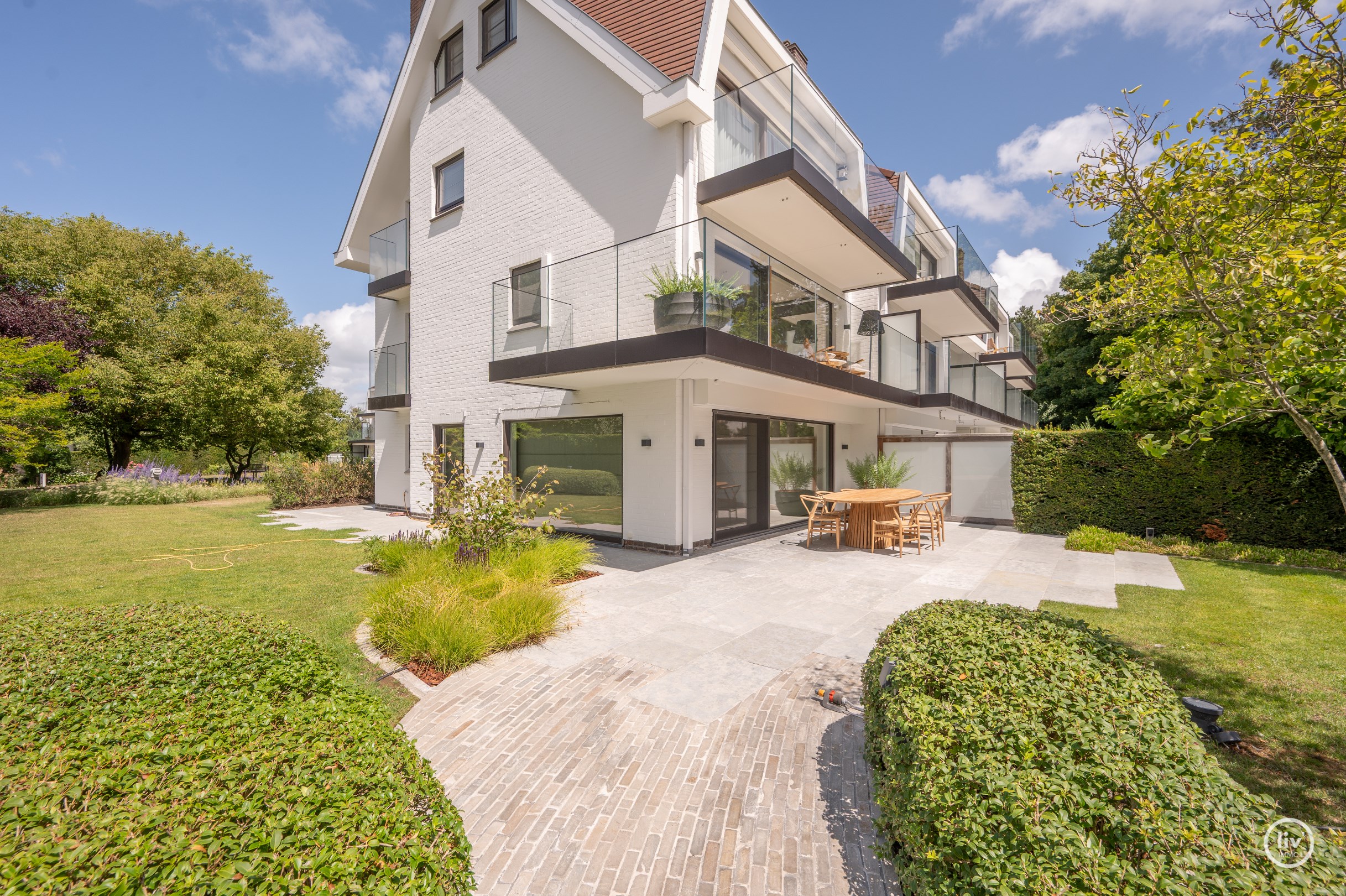 Magnifiek tuinappartement met zonovergoten tuin in het hart van het Zoute. 