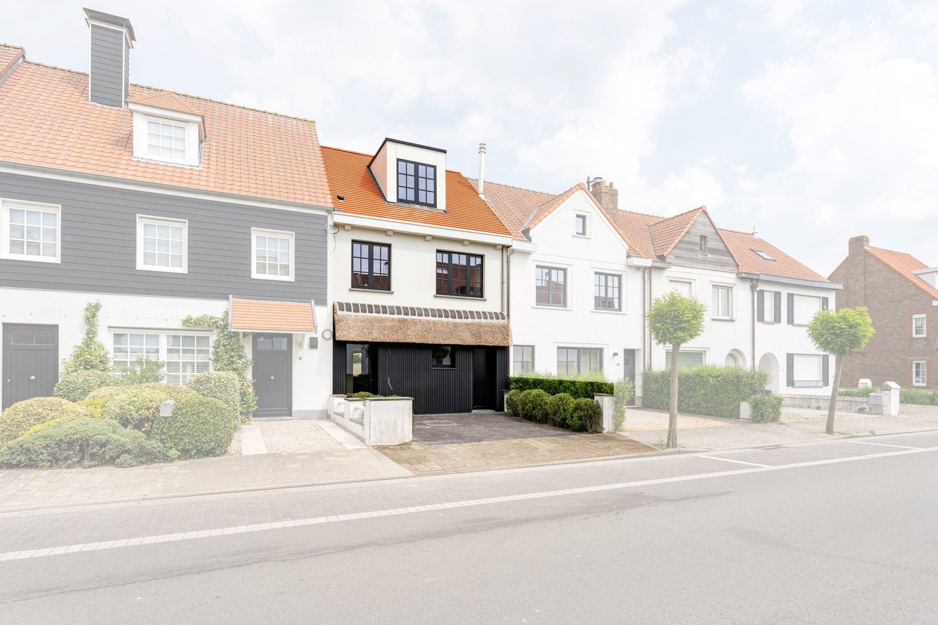 Maison enti&#232;rement r&#233;nov&#233;e avec 4 chambres et jardin enti&#232;rement am&#233;nag&#233; situ&#233;e &#224; la rue Jan Devisch. 