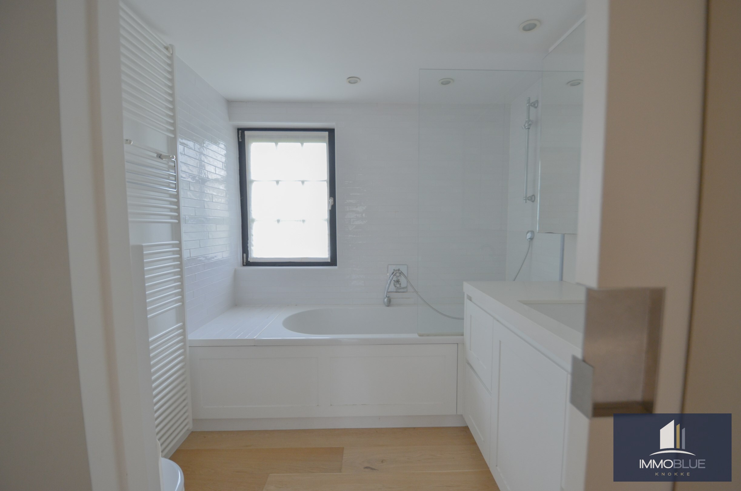 Villa exclusive, situ&#233;e au calme sur un terrain de 1.628 m&#178;, &#224; proximit&#233; du Royal Zoute Tennis Club. 