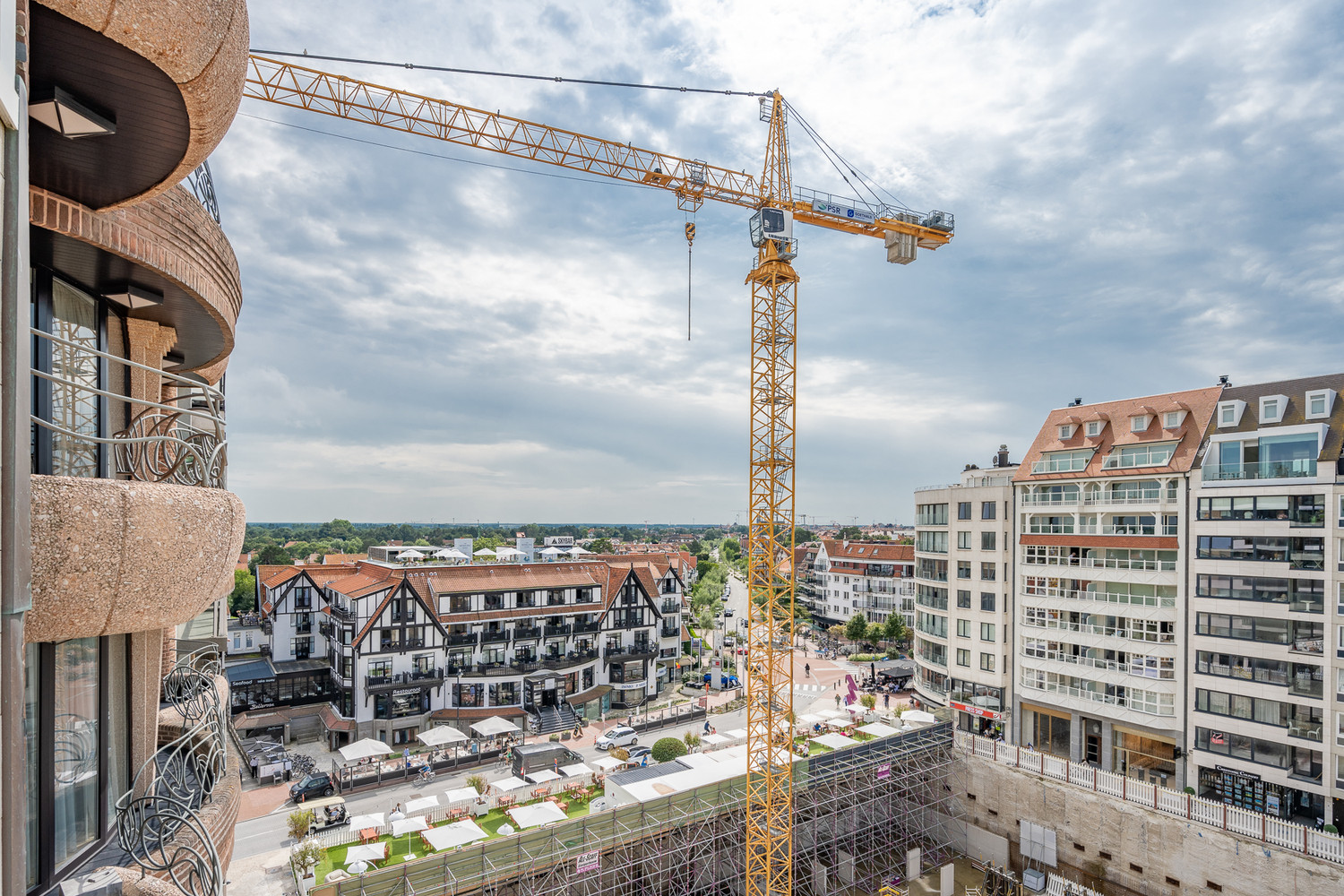 Instapklaar appartement (gevelbreedte van 8,6m!) met 3 slaapkamers op het exclusieve Albertplein te Albertplein Knokke-Zoute. 