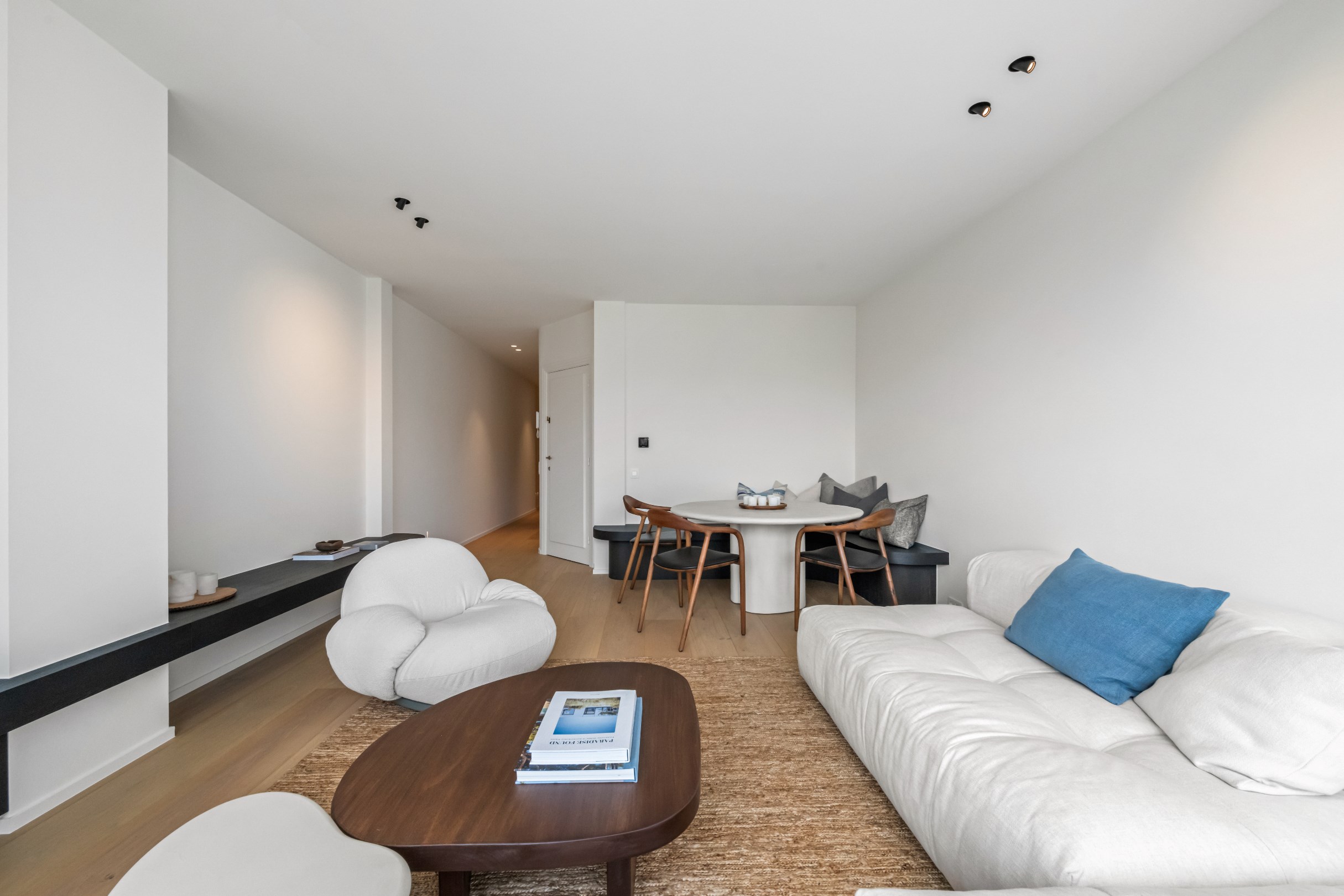 Appartement de trois chambres &#233;l&#233;gamment r&#233;nov&#233; avec vue d&#233;gag&#233;e sur la Kustlaan. 