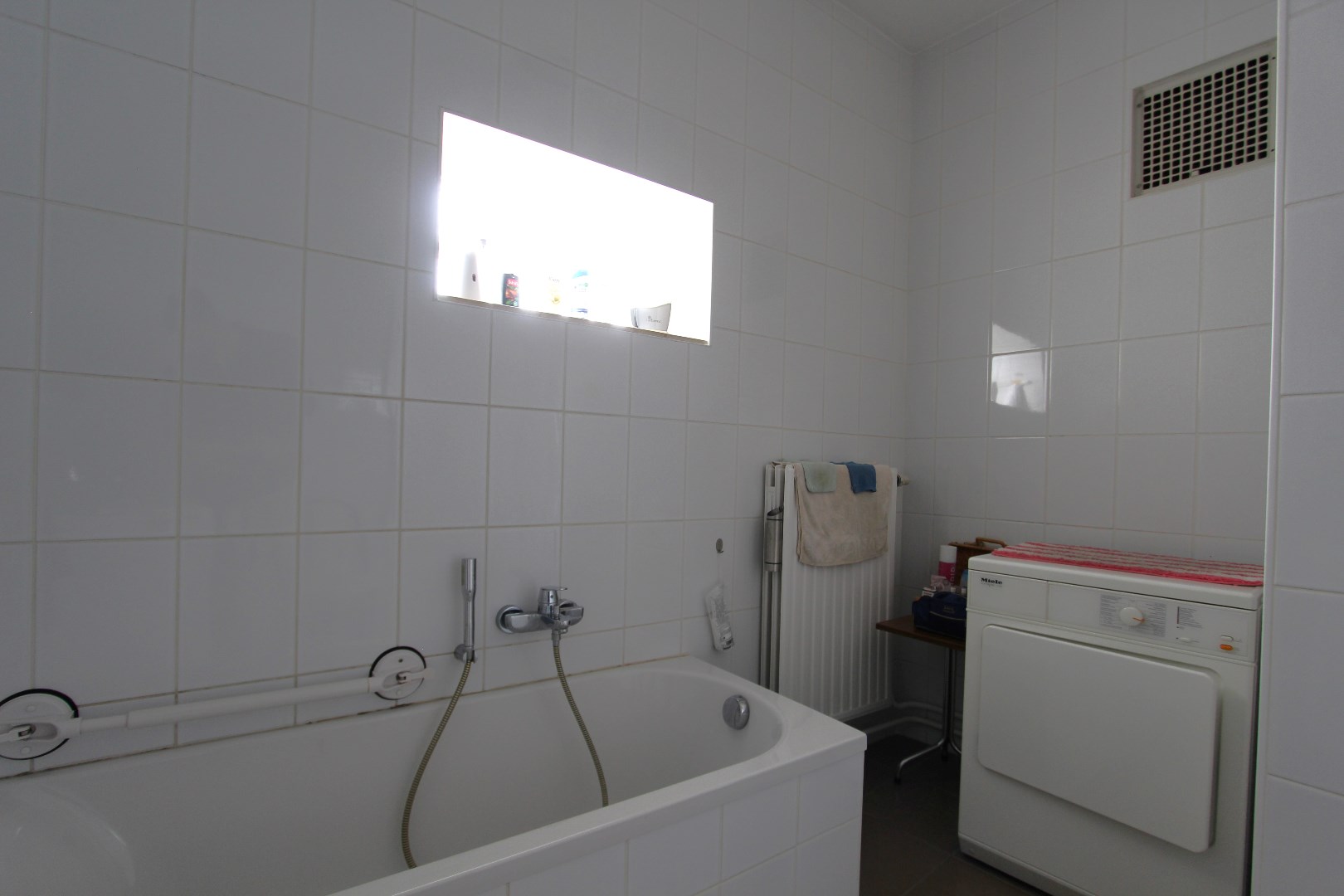 Badkamer uitgerust met ligbad en lavabo