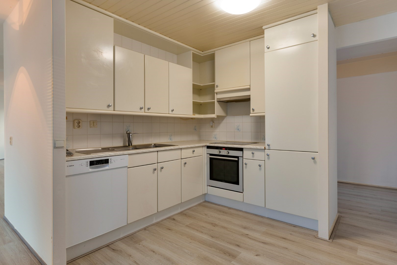 Royale hoek-eengezinswoning met 155 m&#178; wooncomfort en 5 kamers, riante tuin en dakterras. 