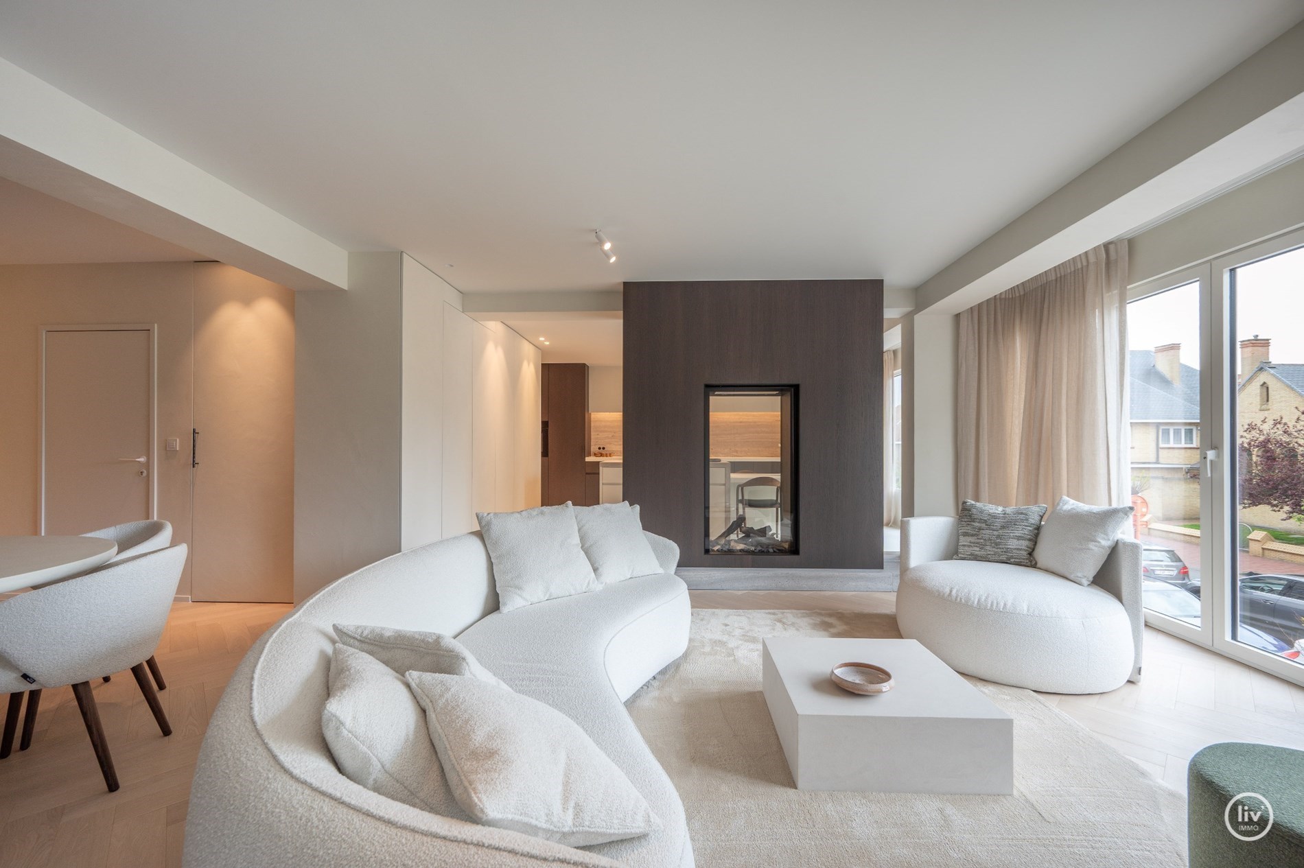 OPENDEURDAG vrijdag 11 juli 2025 van 16:15 tot 18:00 in de Van Bunnenlaan 32, 8300 Knokke-Heist. Magnifiek gerenoveerd appartement van 150 m&#178; met open zicht op de Heilighart kerk – Dumortierlaan, Knok 